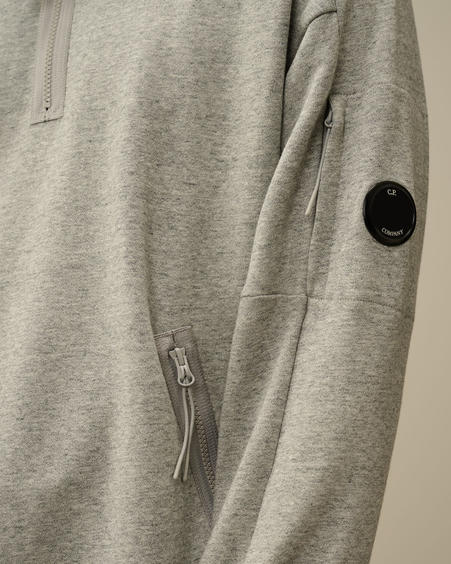 【C.P. COMPANY】Lens Patch Pocket Diagonal Sweatshirt 正規品 C.P. COMPANY】Lens Patch Pocket Diagonal Sweatshirt 正規品