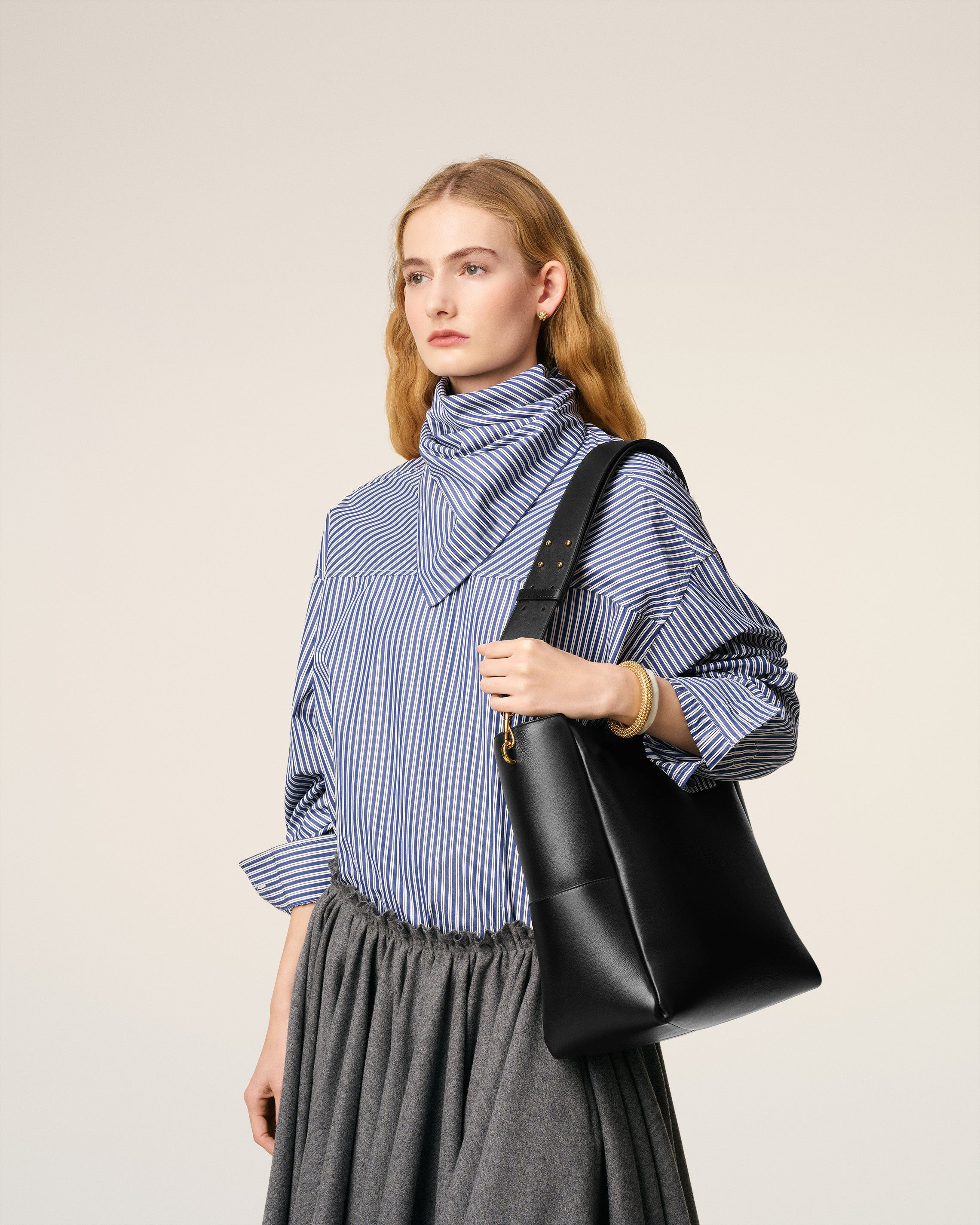 BLACK SMOOTH LEATHER CARROUSEL BUCKET BAG - 2