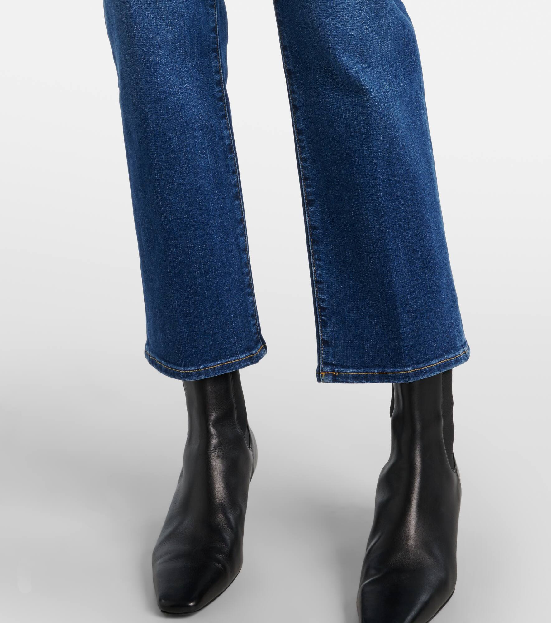 Sleek flared jeans - 5