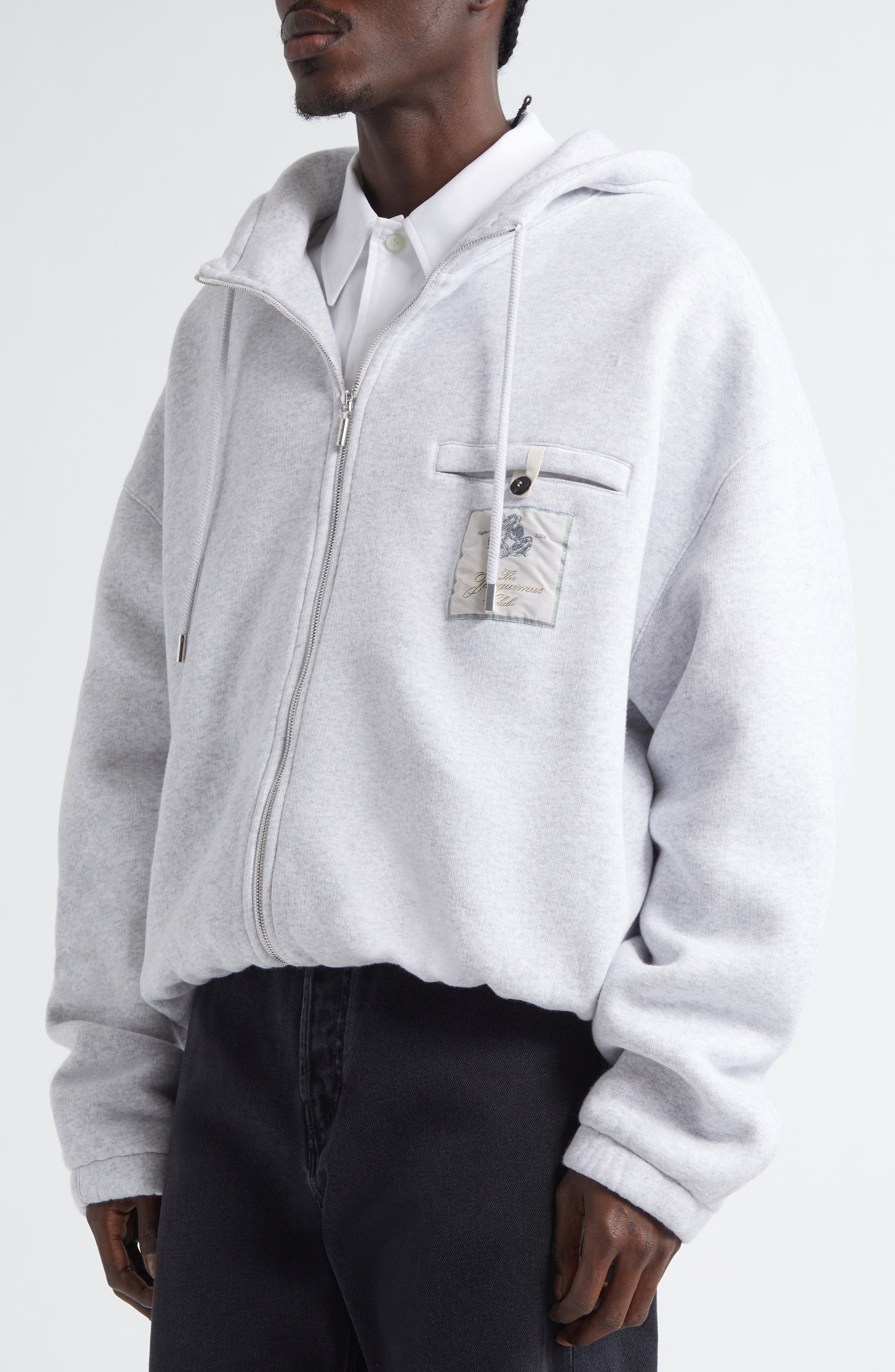 Jacquemus Le Hoodie Torneo Club Logo Patch Cotton Hoodie in Athletic Club Grey at Nordstrom - 5