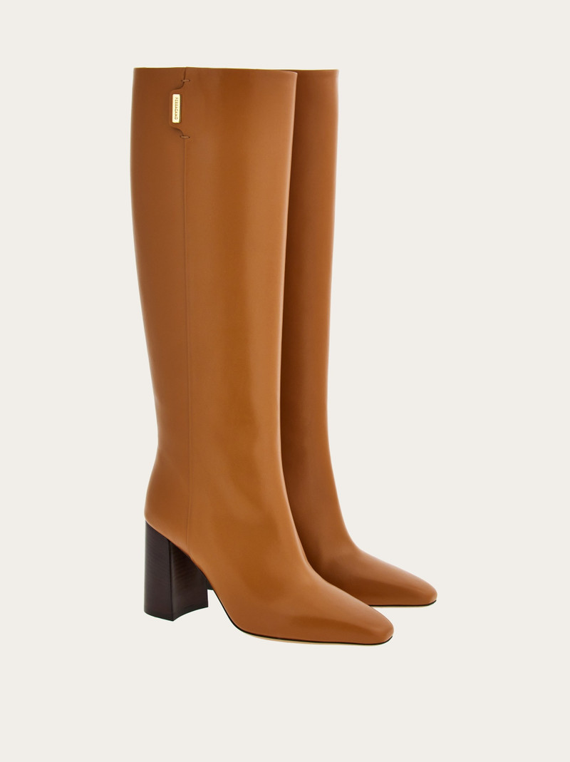 Knee high boot with golden tab 4