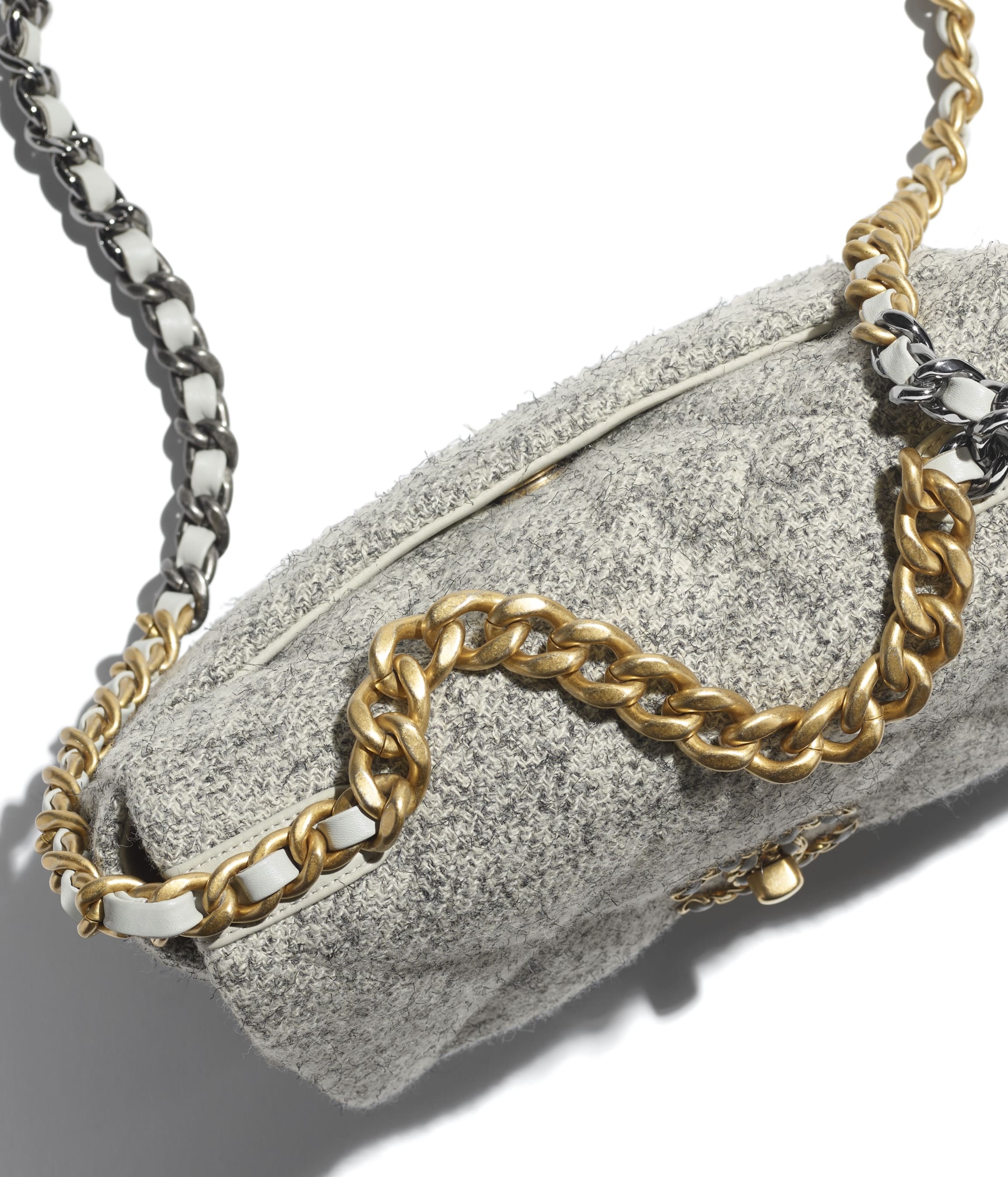 CHANEL 19 Handbag - 3