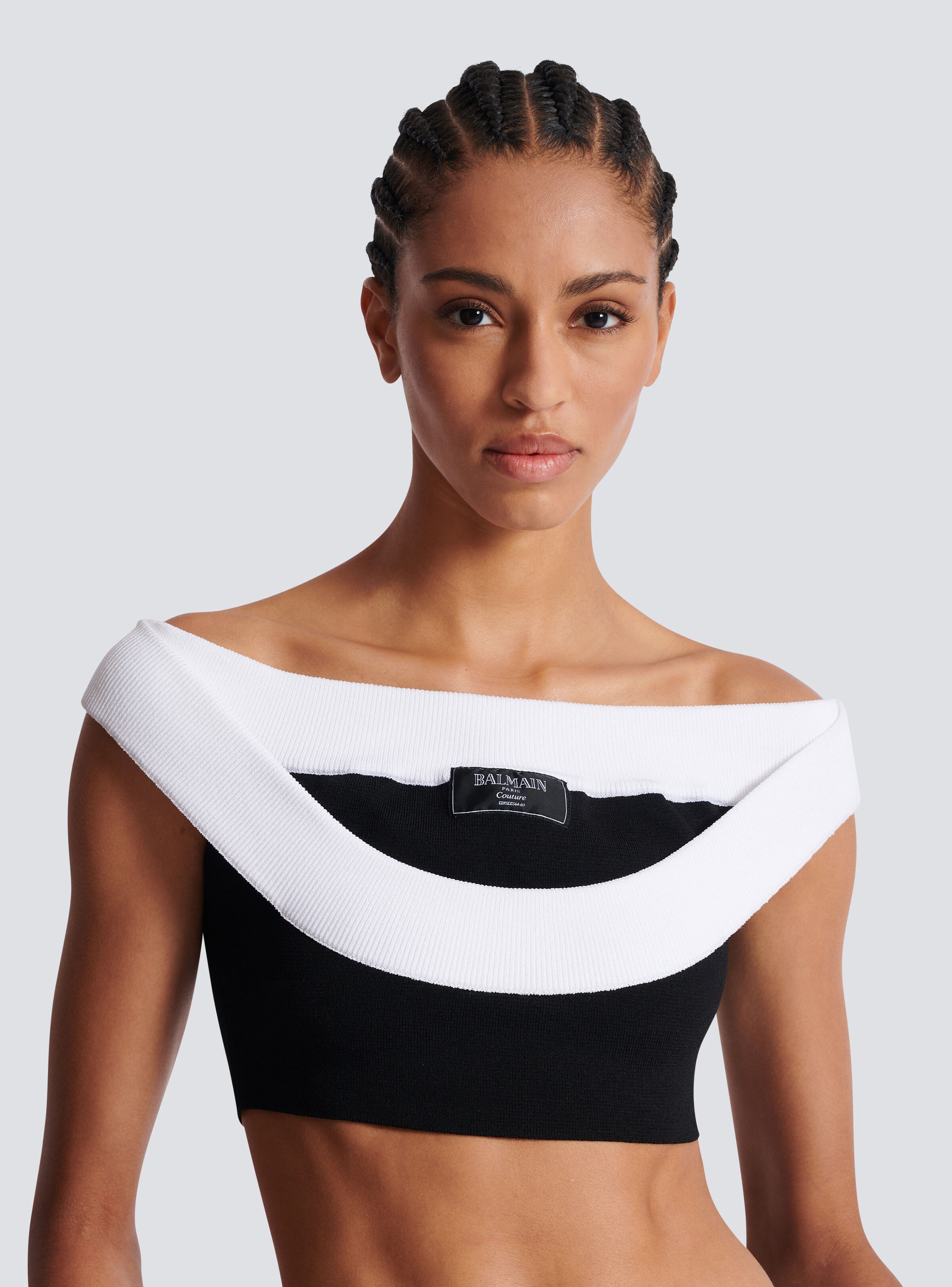 Two-tone knit cropped top with double neckline - 7