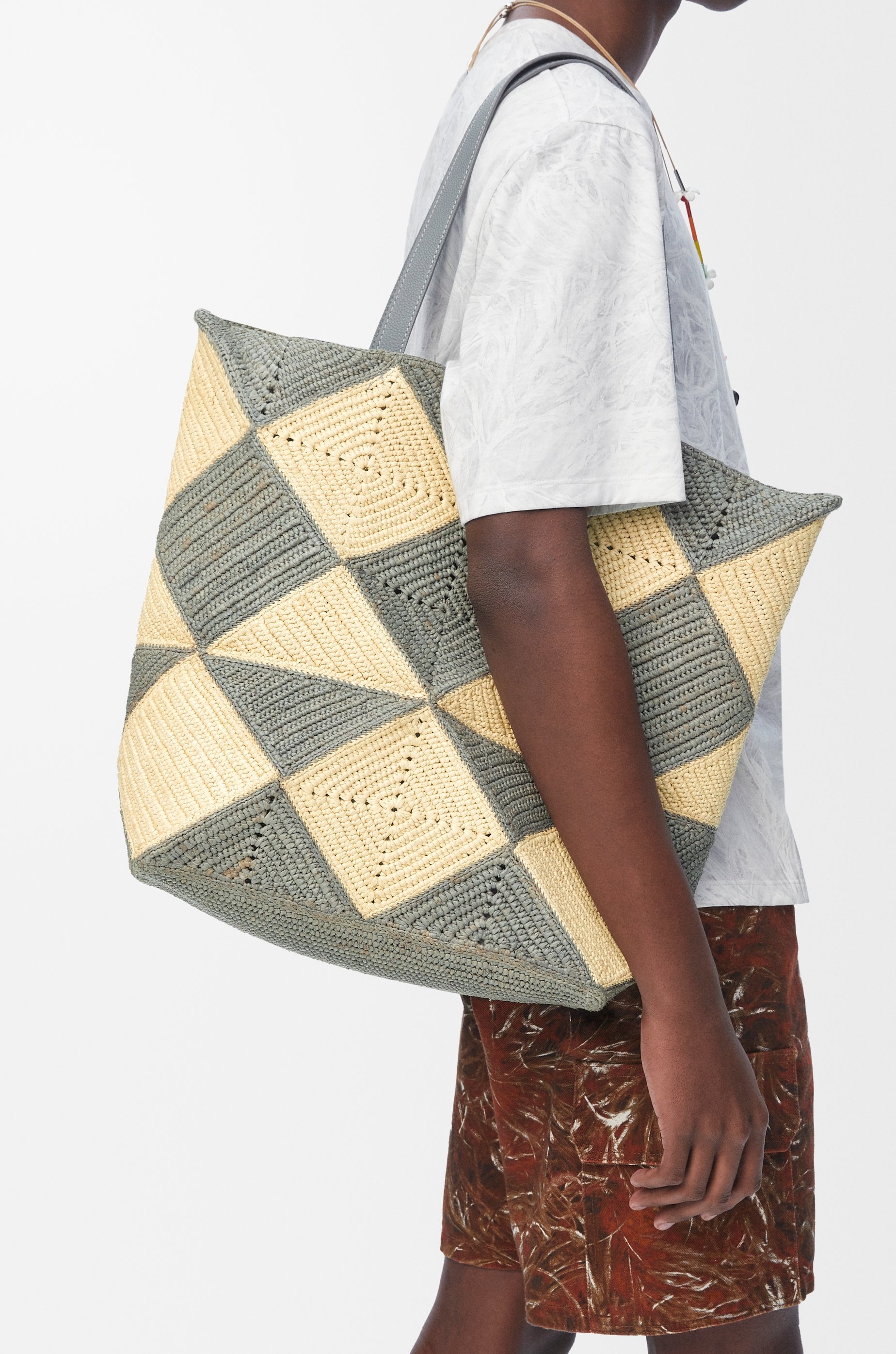 XL Puzzle Fold tote in raffia - 3
