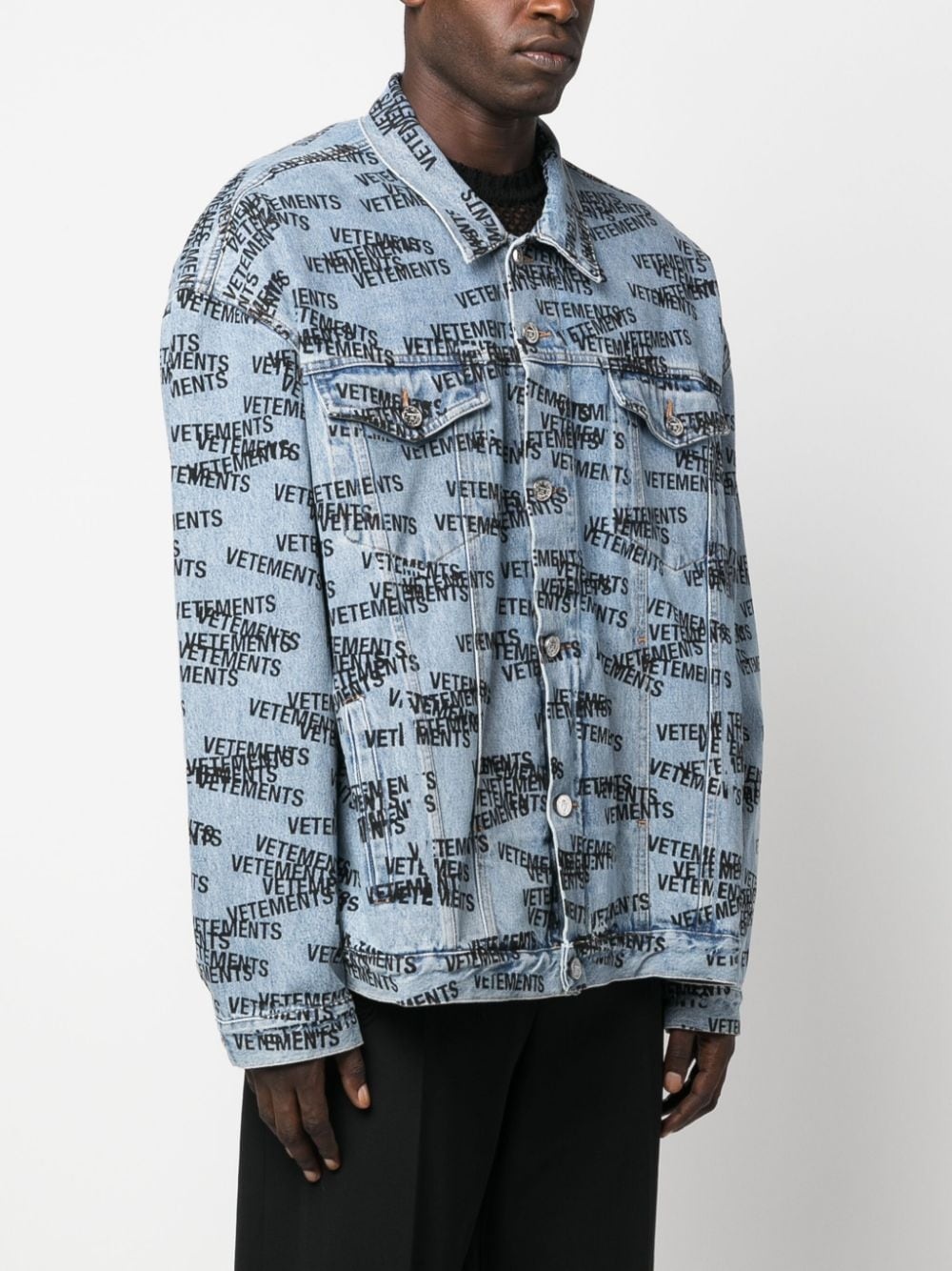logo-print stonewashed denim jacket - 4