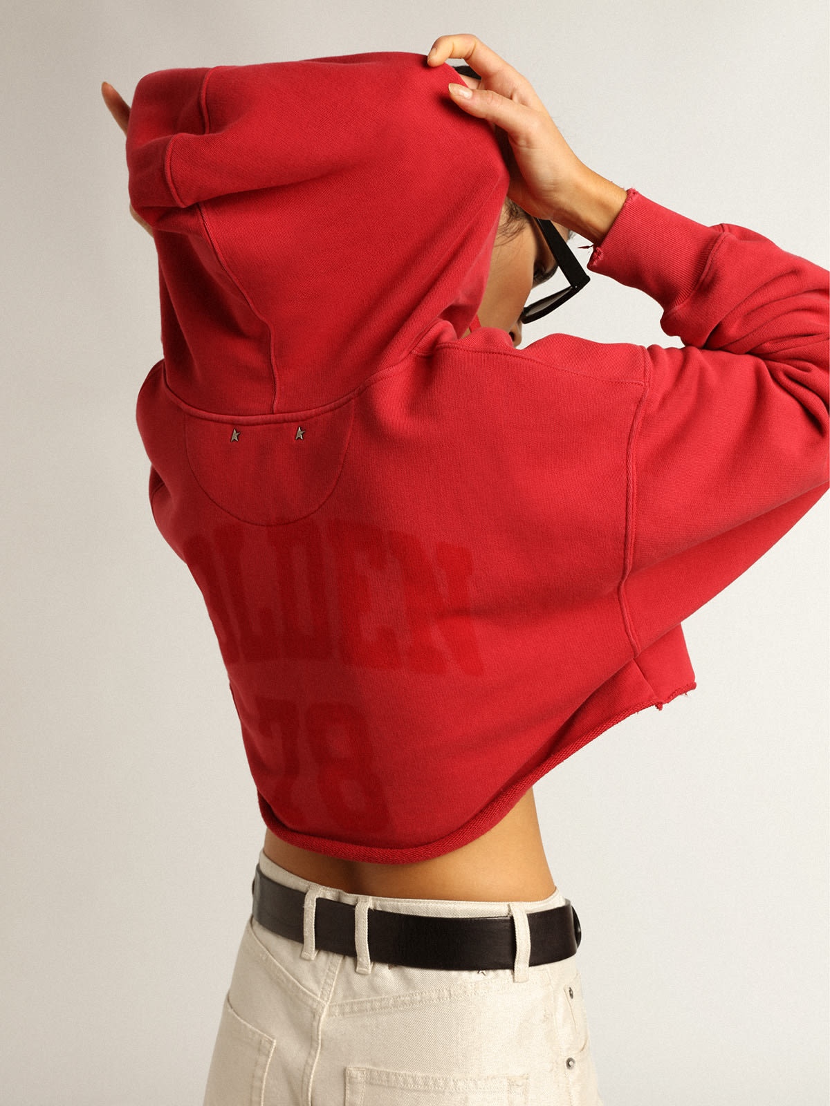 Cropped hooded sweatshirt in red - 5