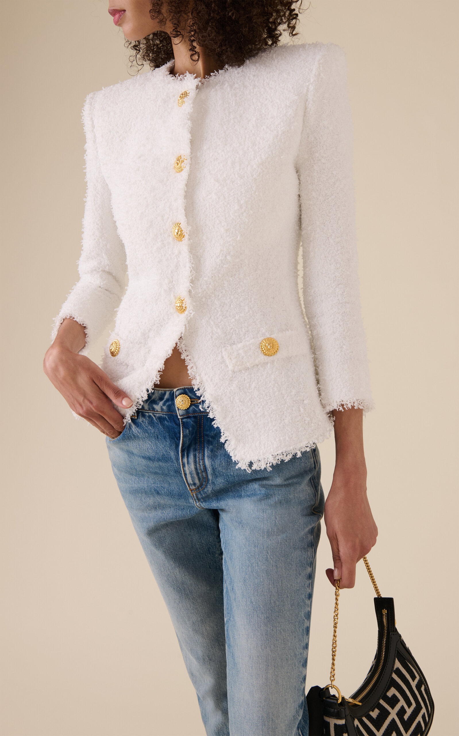 【関税＆送料込み】Balmain Tweed Paneled Blouse Logo chain-detail tweed crop top in white - Balmain | Mytheresa