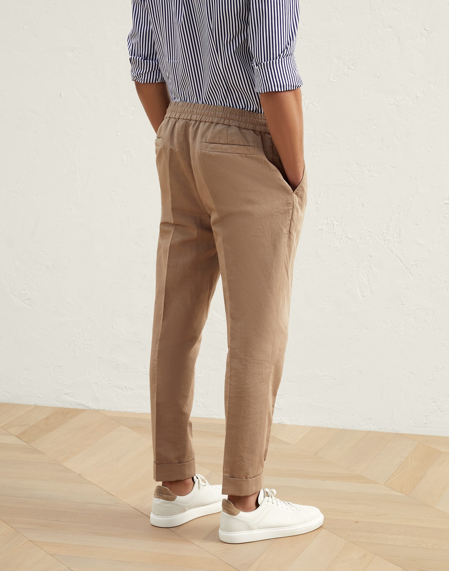 Garment-dyed leisure fit trousers in twisted linen and cotton gabardine with drawstring and pleat - 2