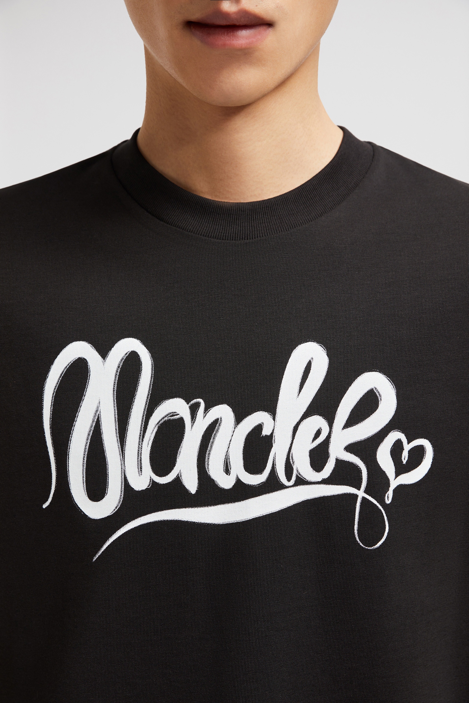 Tシャツ・カットソー Moncler Embroidered Calligraphy Logo T-Shirt Moncler Calligraphy Logo Cotton T-Shirt | REVERSIBLE