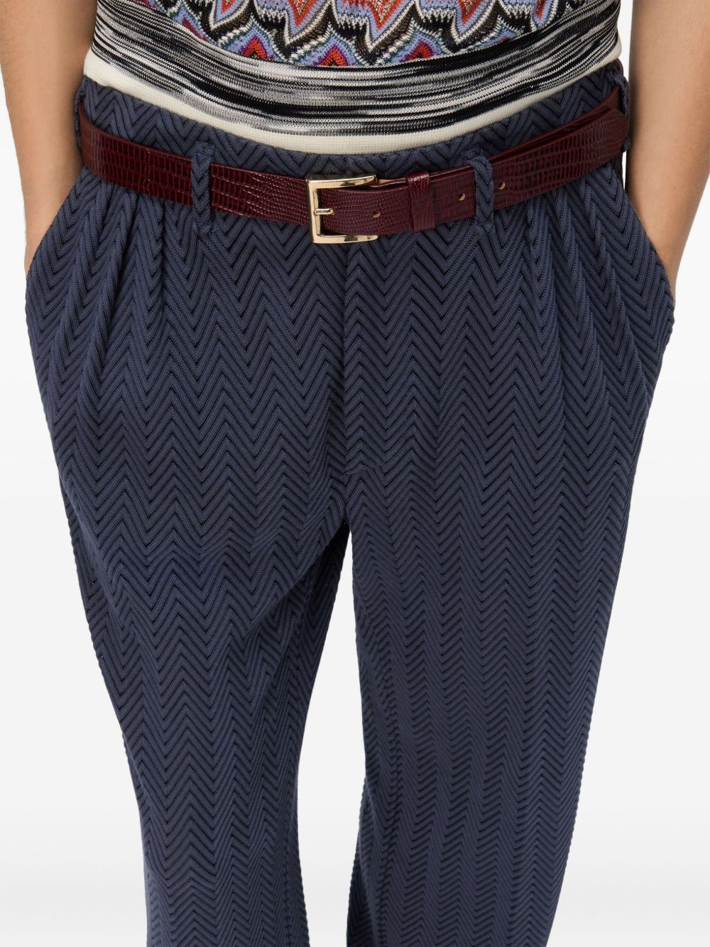 zigzag-pattern pleated trousers - 4