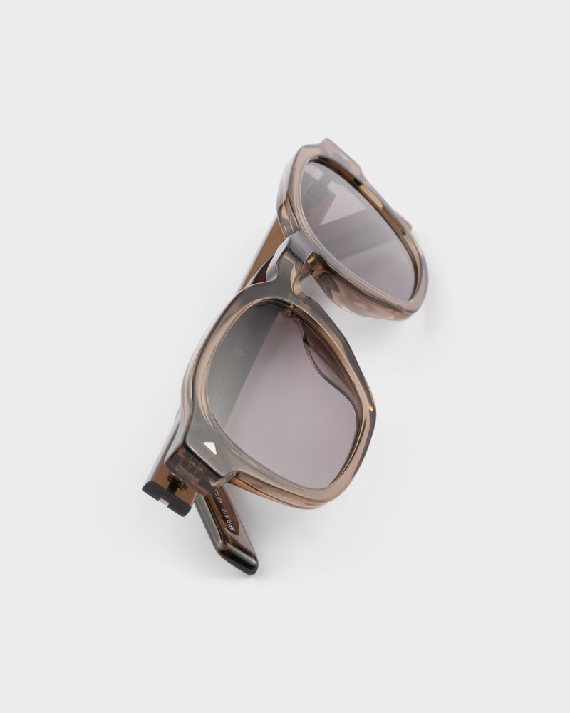 Sunglasses with the iconic metal plaque 5
