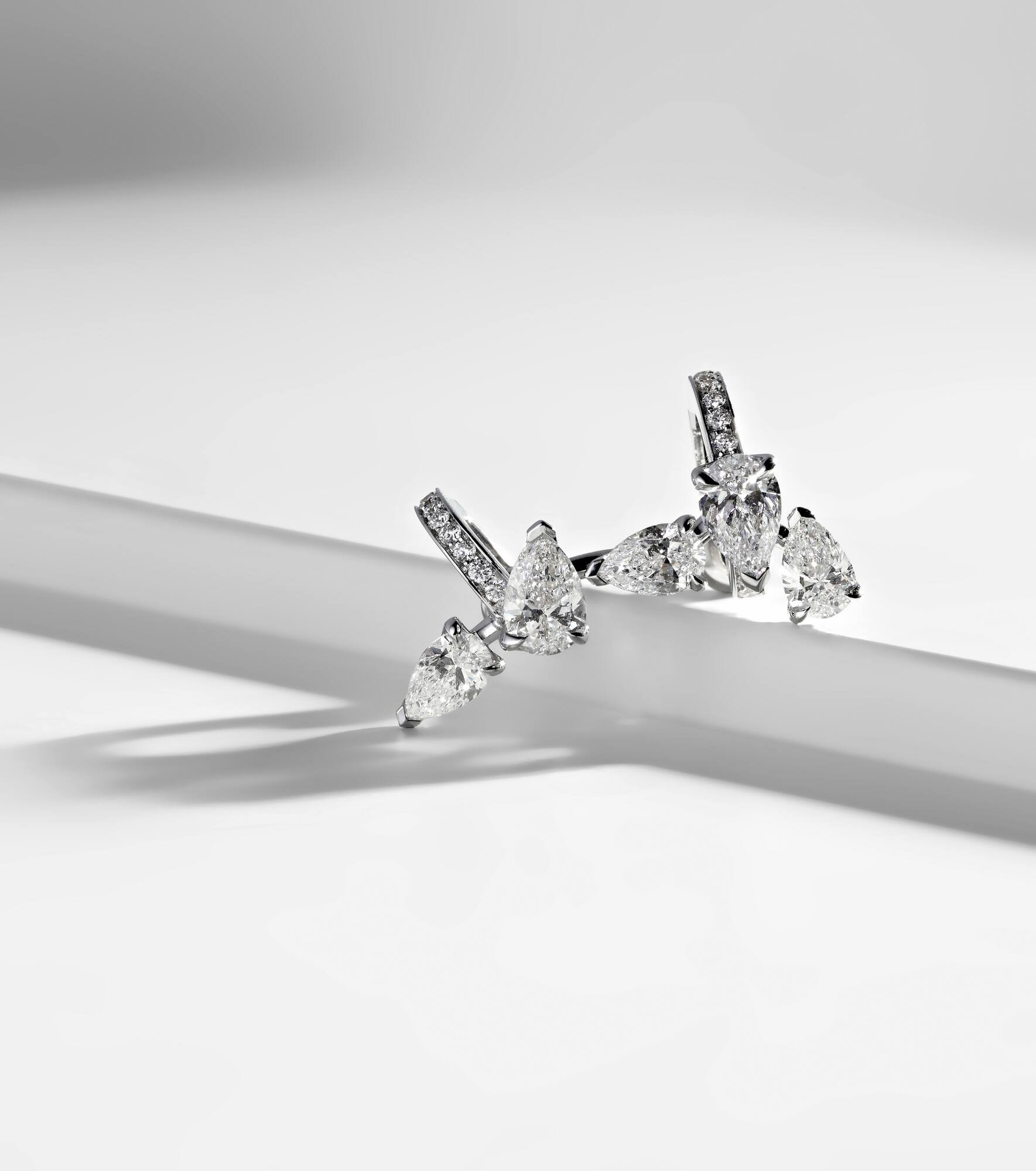 Serti Sur Vide 18kt white gold single ear cuff with diamonds - 5