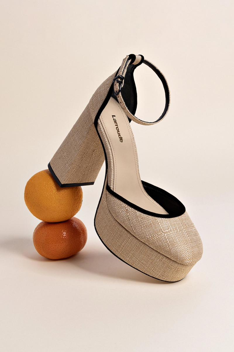 Larroudé Ari Pump In Beige Raffia and Black Trimming outlook