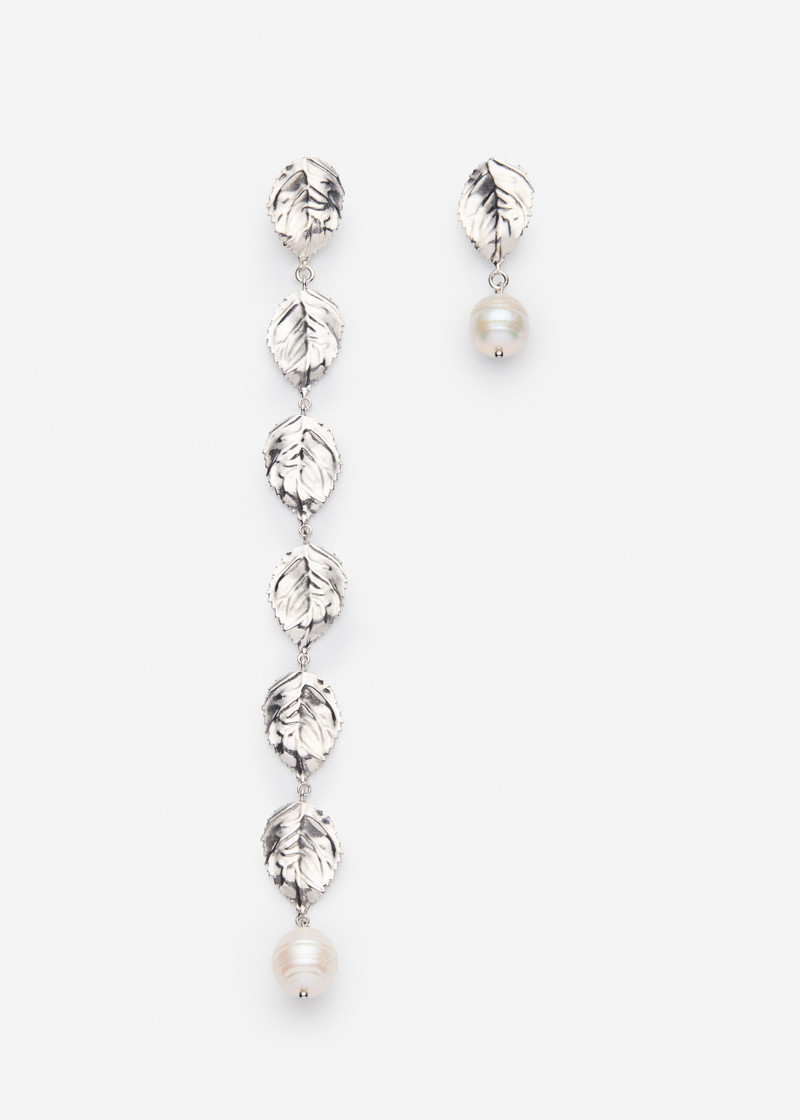 Leaf and pearl asymmetric earrings in silver 1