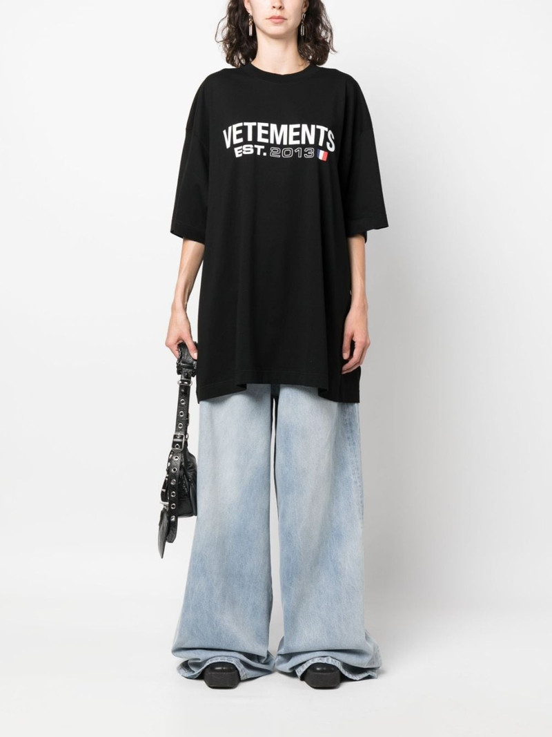 VETEMENTS logo-print T-shirt outlook