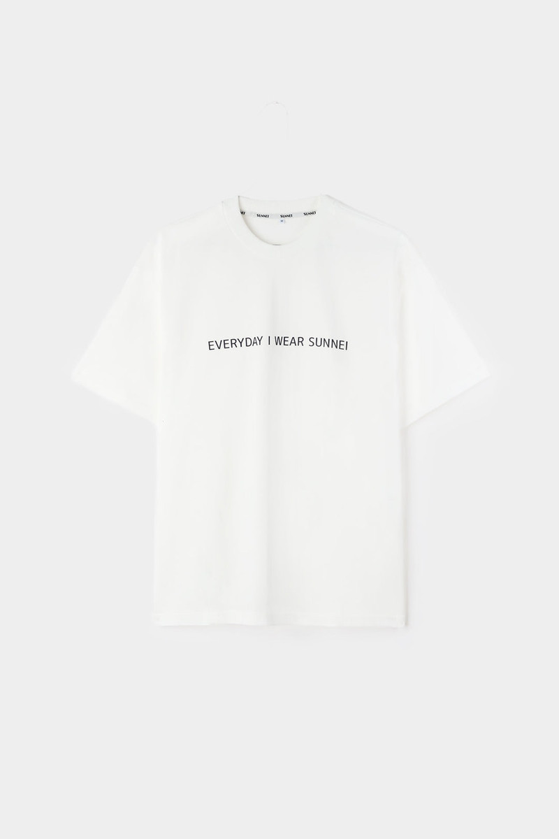 'EVERYDAY I WEAR SUNNEI' CLASSIC T-SHIRT / white 1