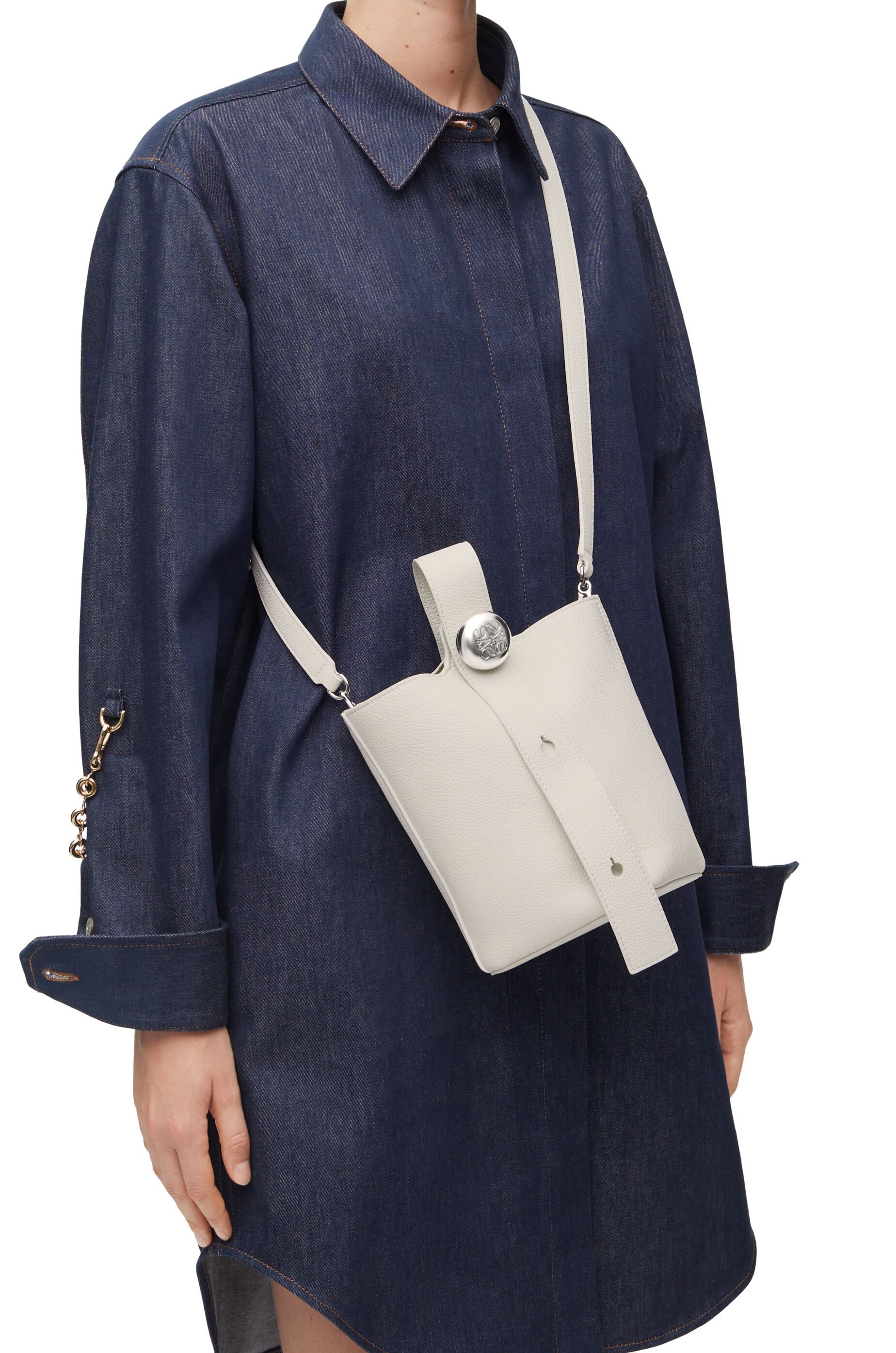 【関税&送料込】Loewe Dove Grey Leather Mini Pebble Bucket B Loewe Pebble Mini leather bucket bag Loewe