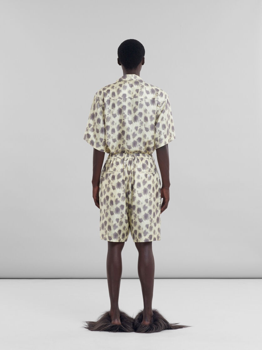 LIGHT YELLOW SILK BERMUDA SHORTS WITH CRAYON LEOPARD PRINTS - 3