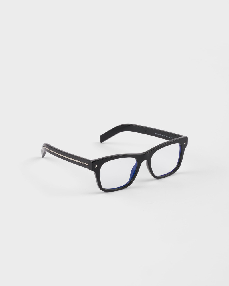 Sunglasses with iconic metal plaque 3