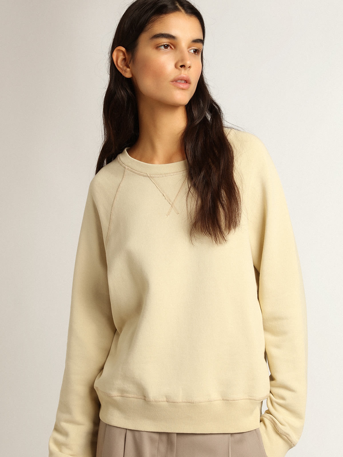 Marzipan-colored sweatshirt with lettering on the back - 4