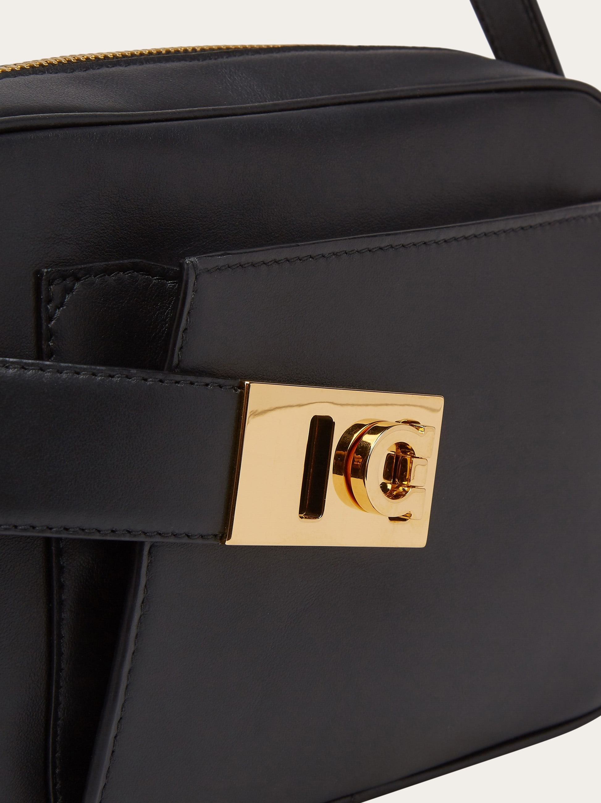 Salvatore Ferragamo｜SHOULDER BAGS (216292 769547) Ferragamo Compact Camera S Shoulder Bag 216292 769547