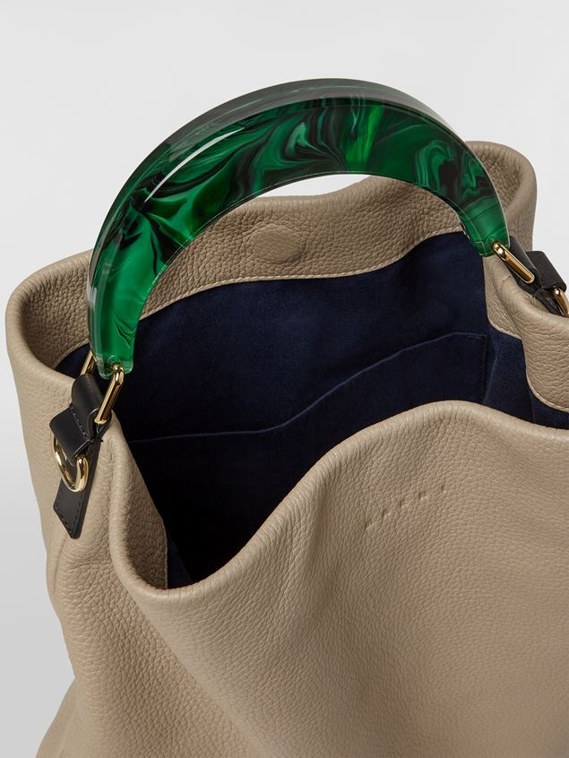 HOBO BAG IN BEIGE GRAINED CALFSKIN AND RESIN HANDLE - 4
