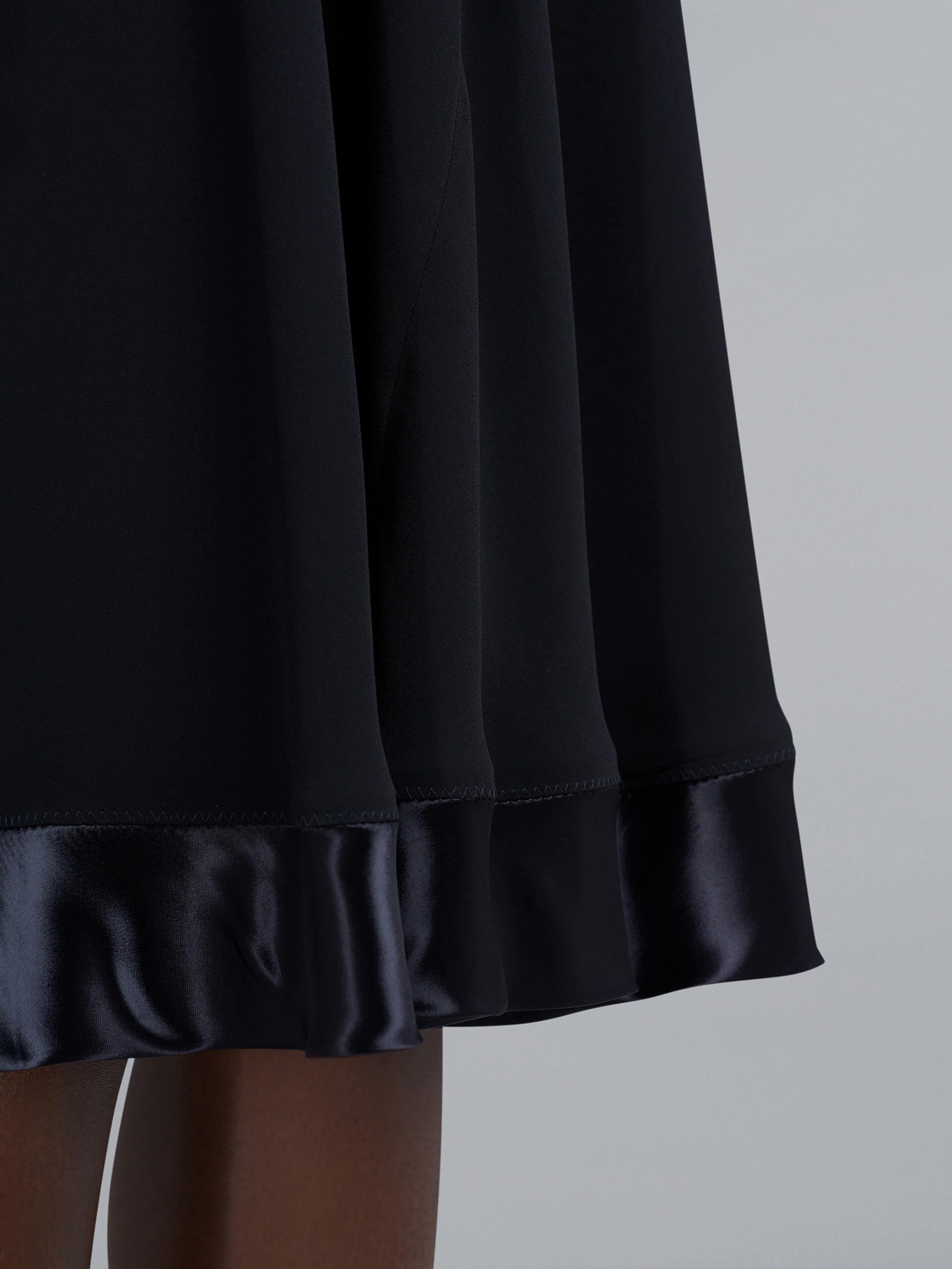 CREPE ENVERS SATIN DRESS - 5