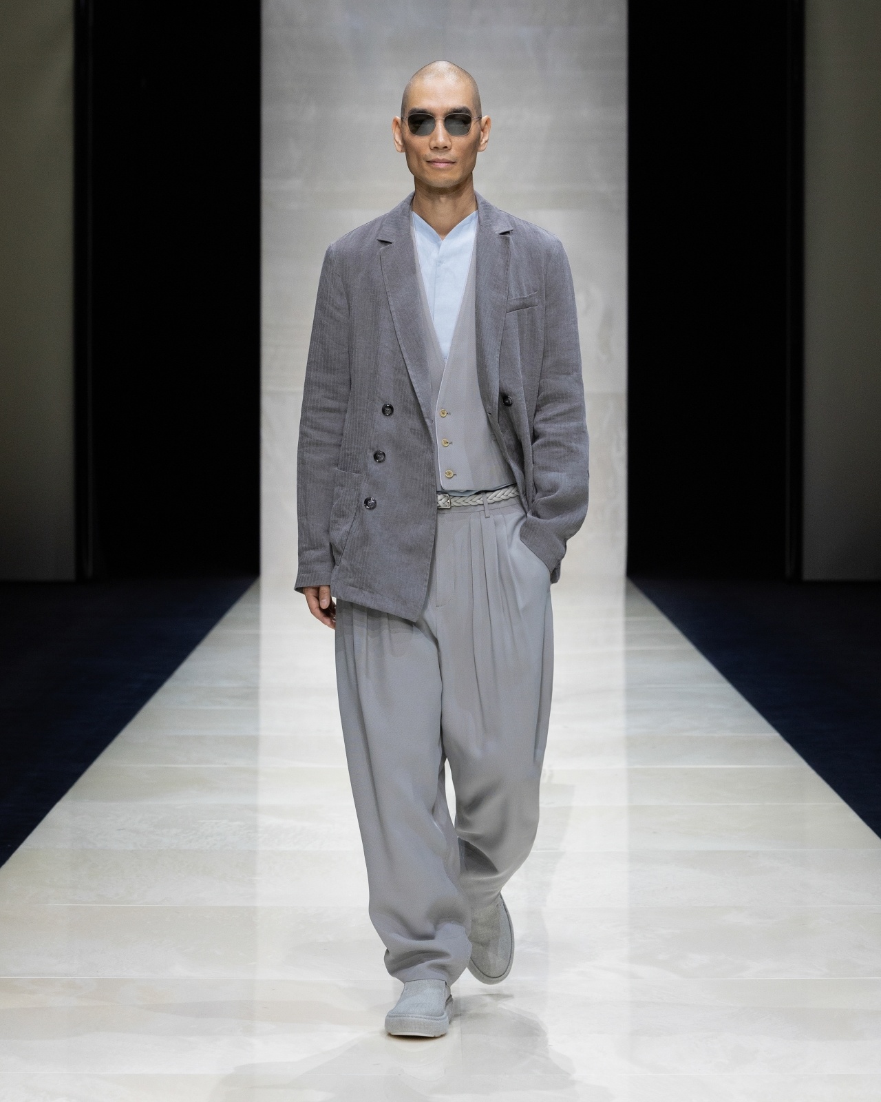 SINGLE-BREASTED WAISTCOAT IN A TEXTURED VISCOSE BLEND - 7