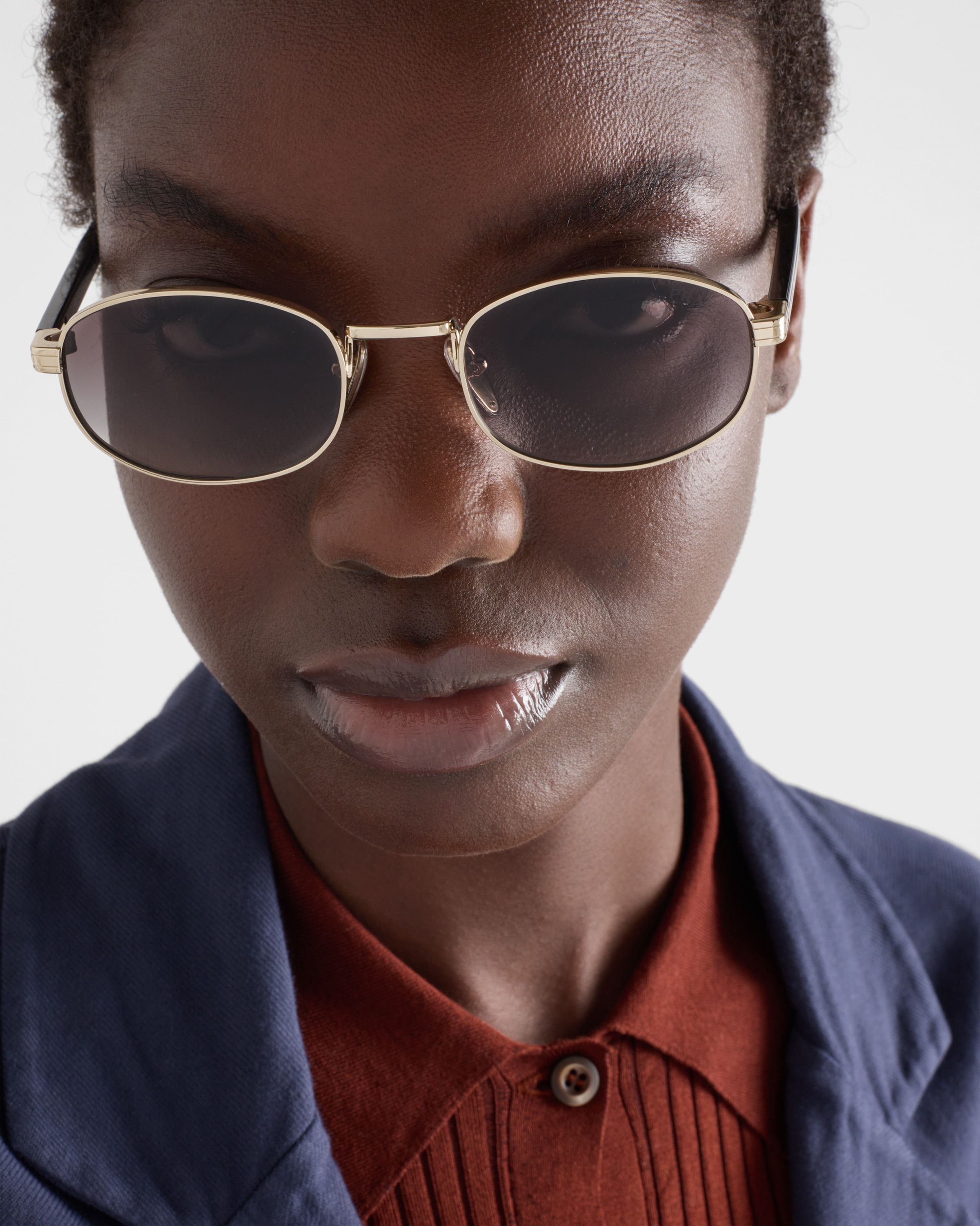Sunglasses with the iconic metal plaque - 2
