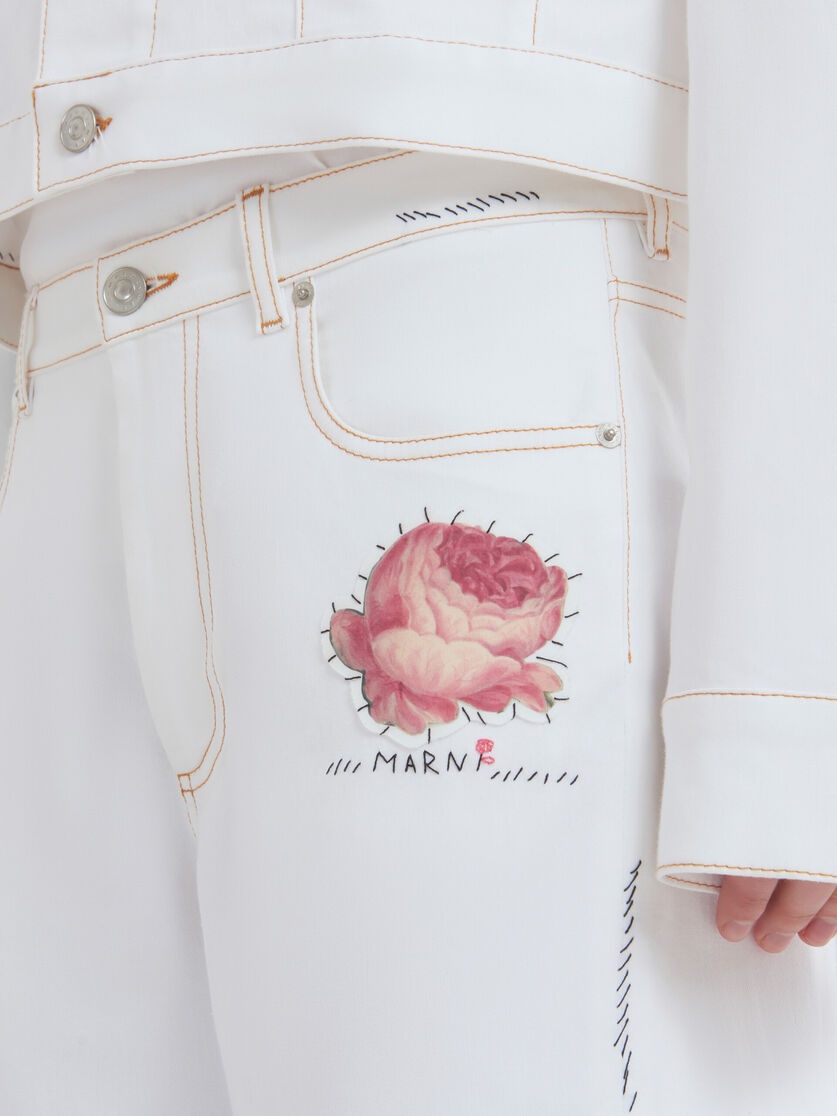 WHITE DENIM TROUSERS WITH FLOWER PATCH - 4
