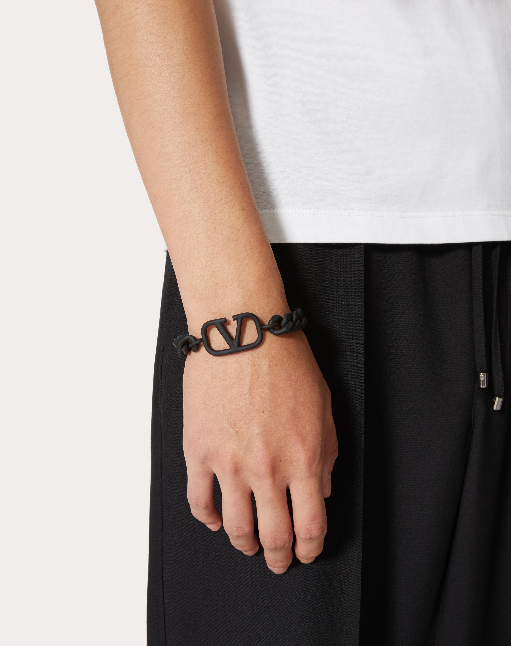 VLOGO SIGNATURE METAL BRACELET WITH RUBBER-EFFECT FINISH - 5