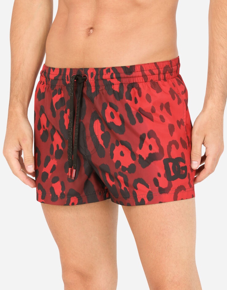 Short swim trunks with leopard print - 4