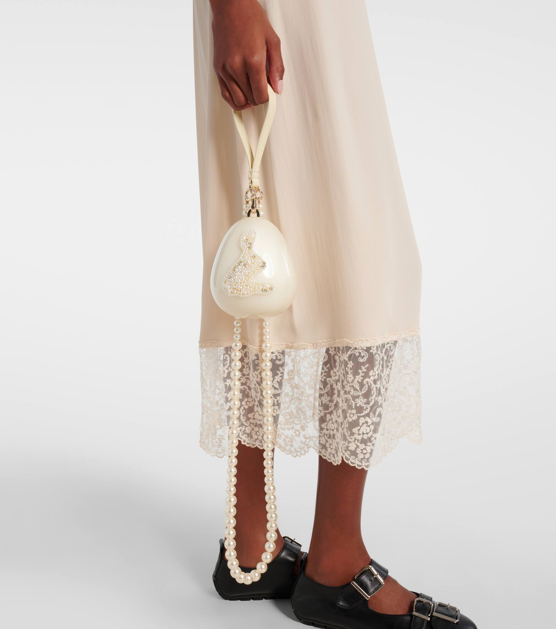Egg leather-trimmed embellished clutch - 2