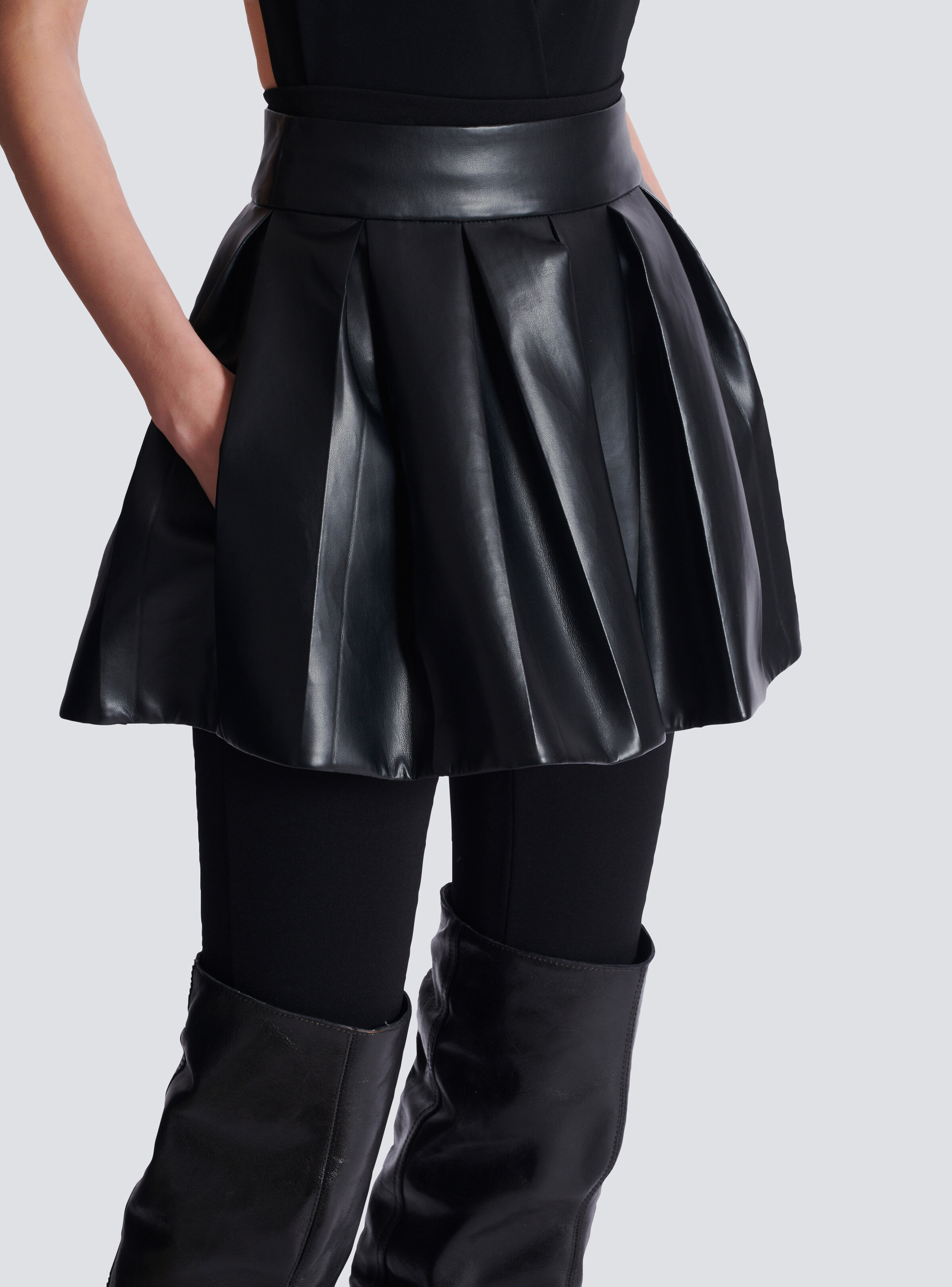 Short pleated faux leather skirt - 6