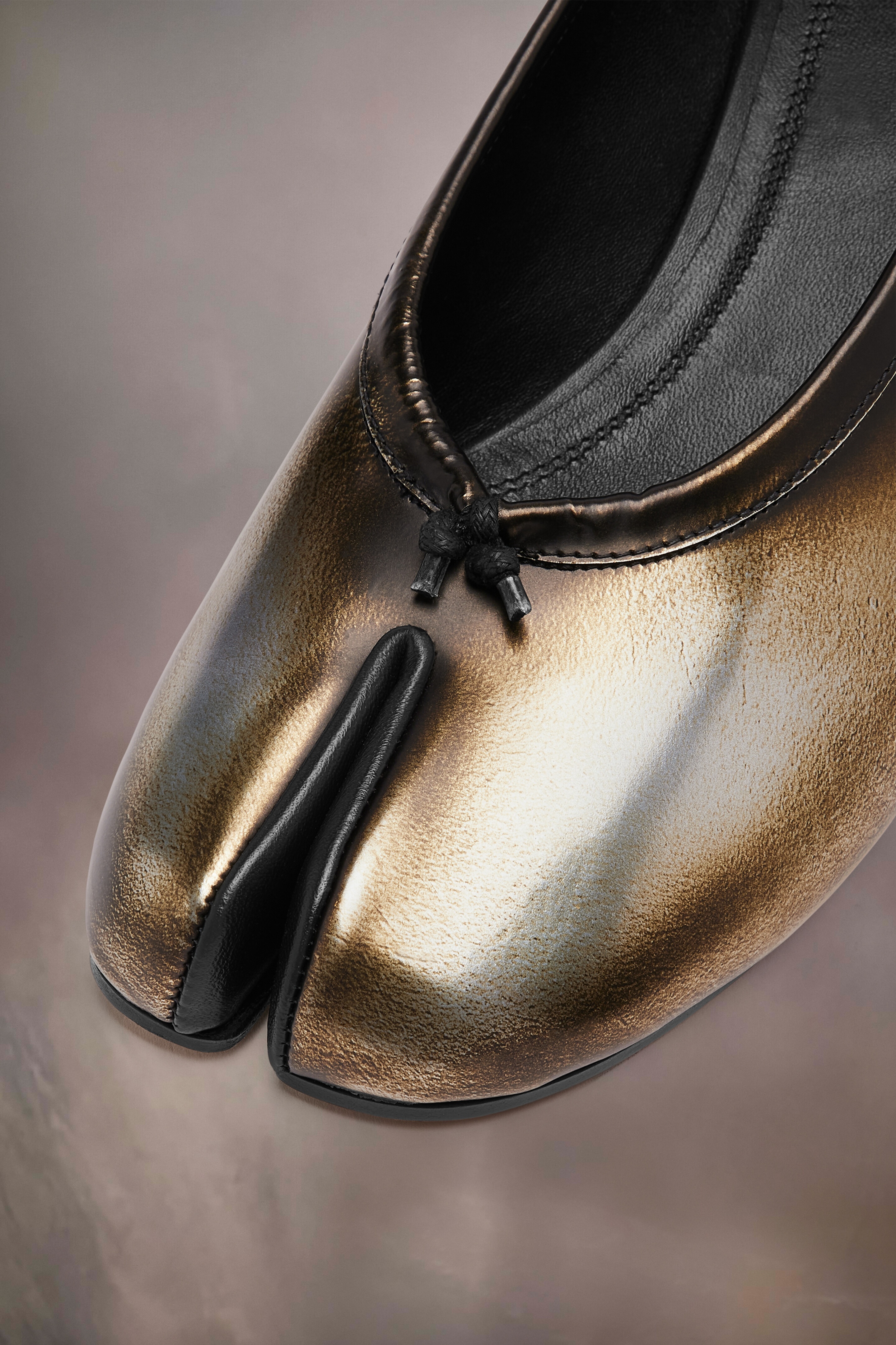 大人気★直営店★Maison Margiela★Tabi new dancer Maison Margiela Tabi Metallic New Ballerinas | REVERSIBLE