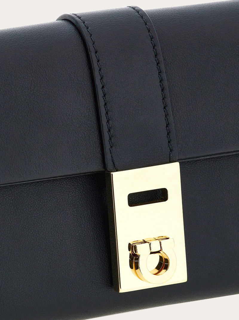 Hug wallet with chain 5