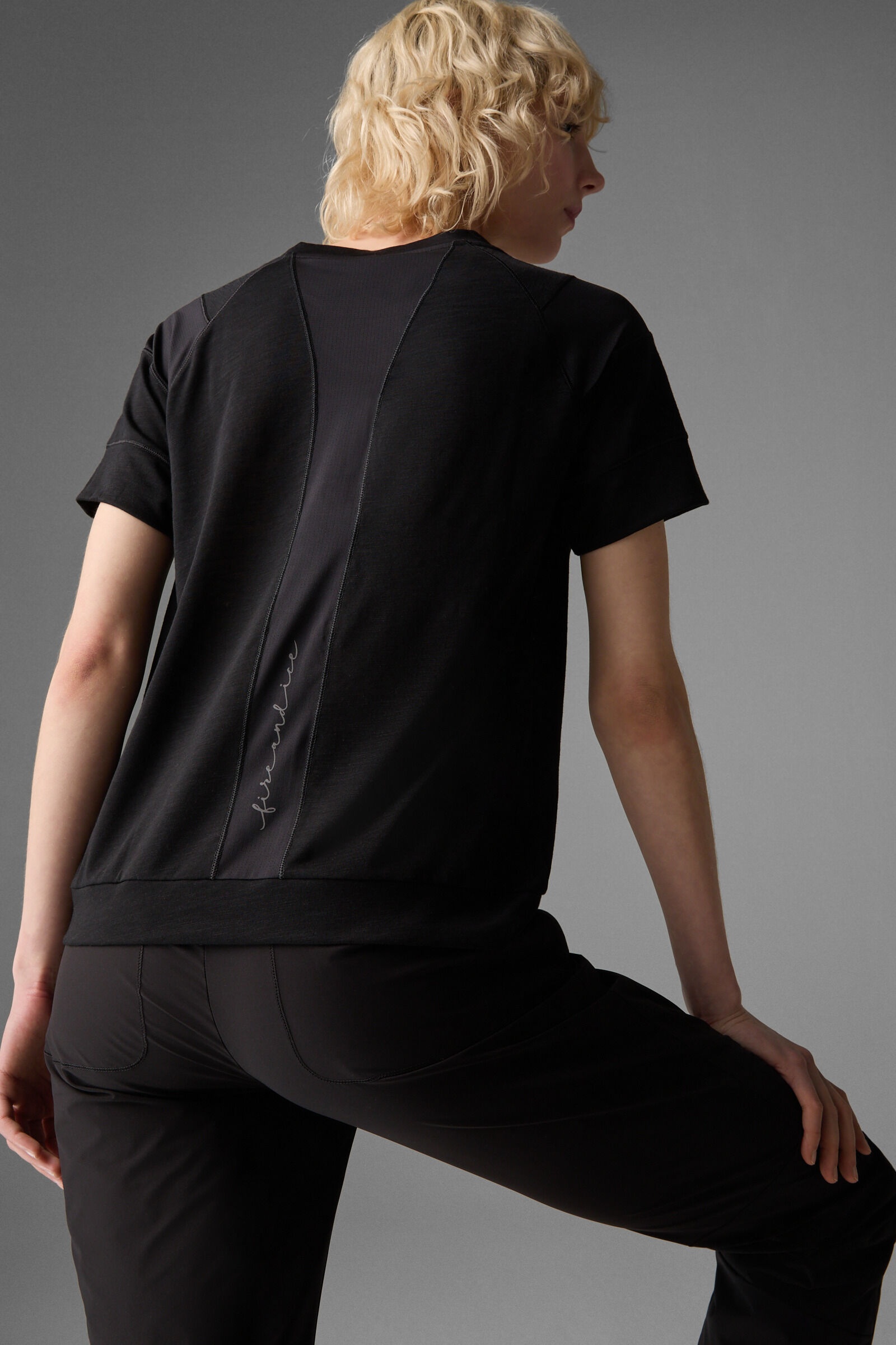 Helene T-shirt in Black - 4