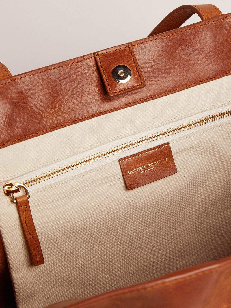 Pasadena Bag in tan-colored glossy leather with gold logo on the front 4
