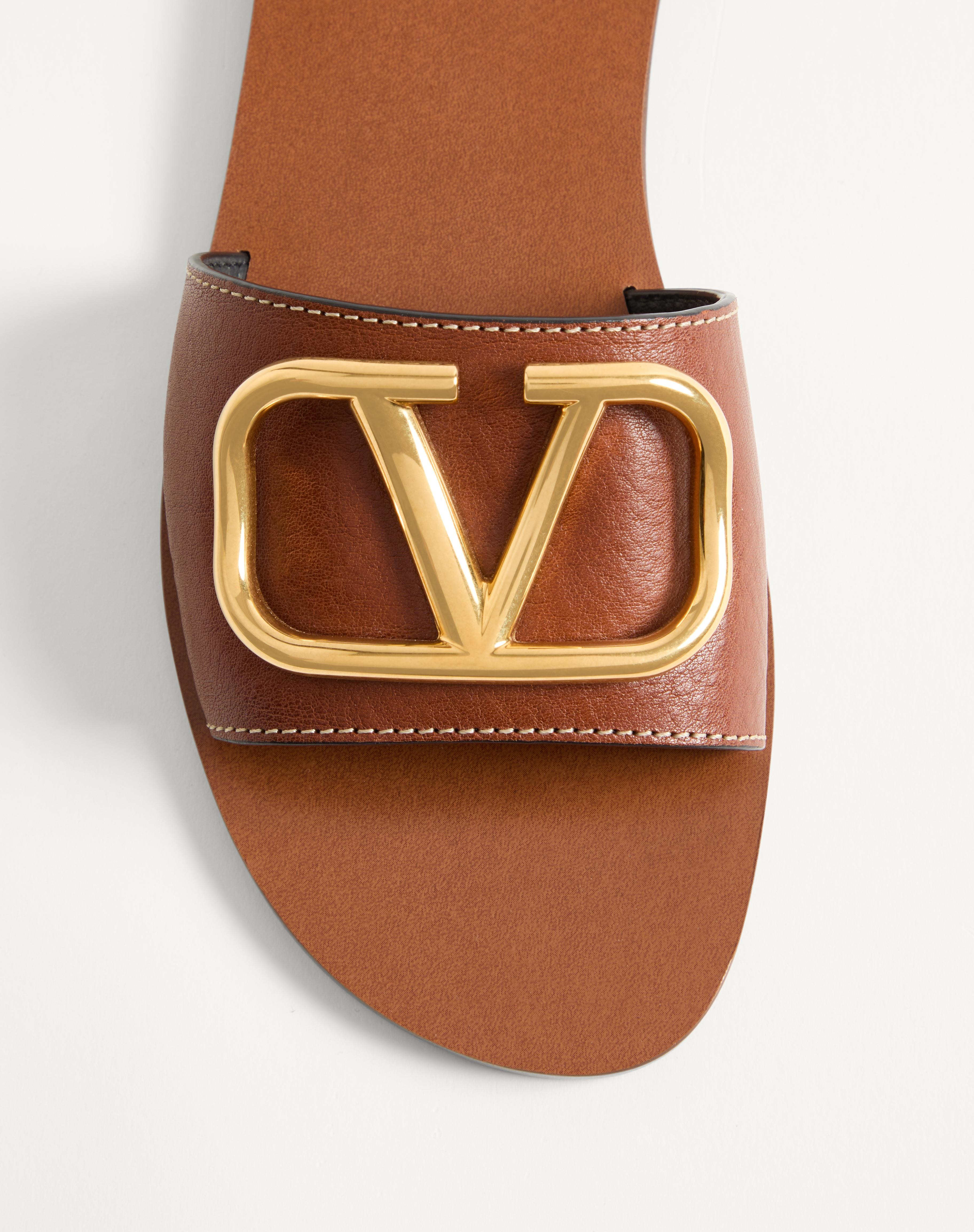 VLOGO SIGNATURE SLIDE SANDAL IN GRAINY COWHIDE WITH ACCESSORY - 5