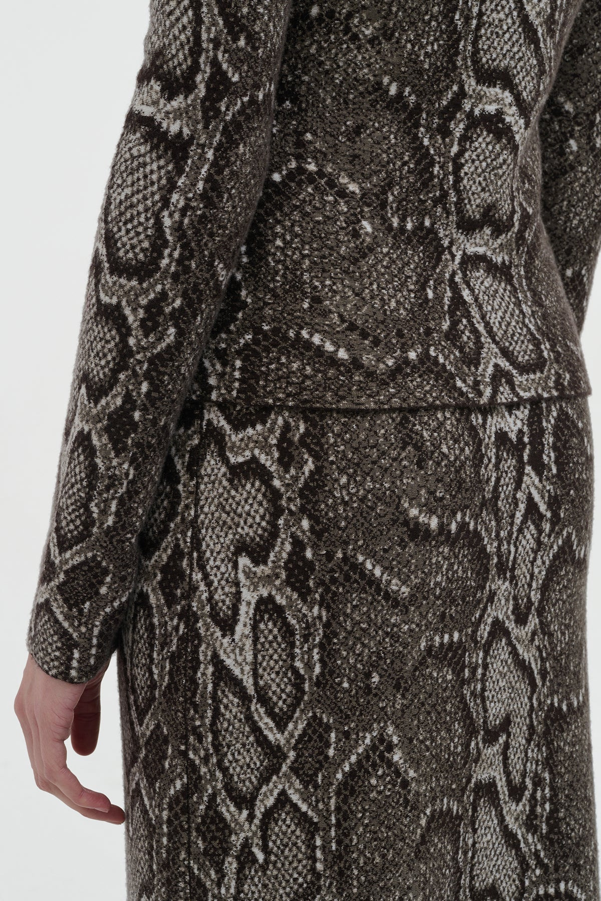 Beda Knit Turtleneck in Greyscale Cashmere Silk - 4