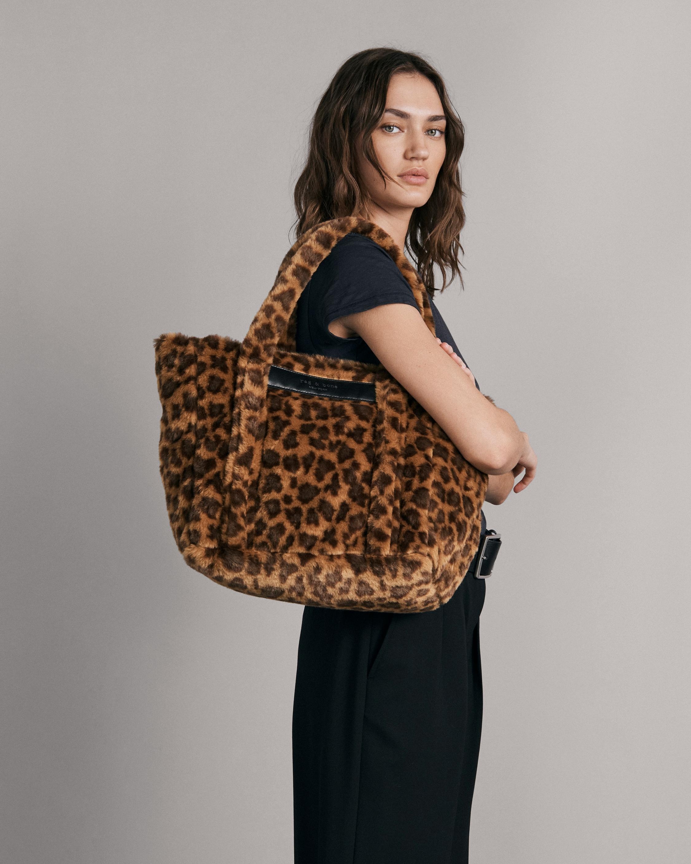 Small Cloud Tote - Leopard Faux Fur
Small Tote Bag - 2