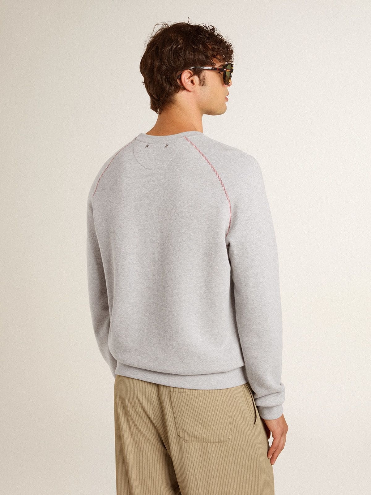 Men’s gray round neck sweatshirt with contrast stitching - 4