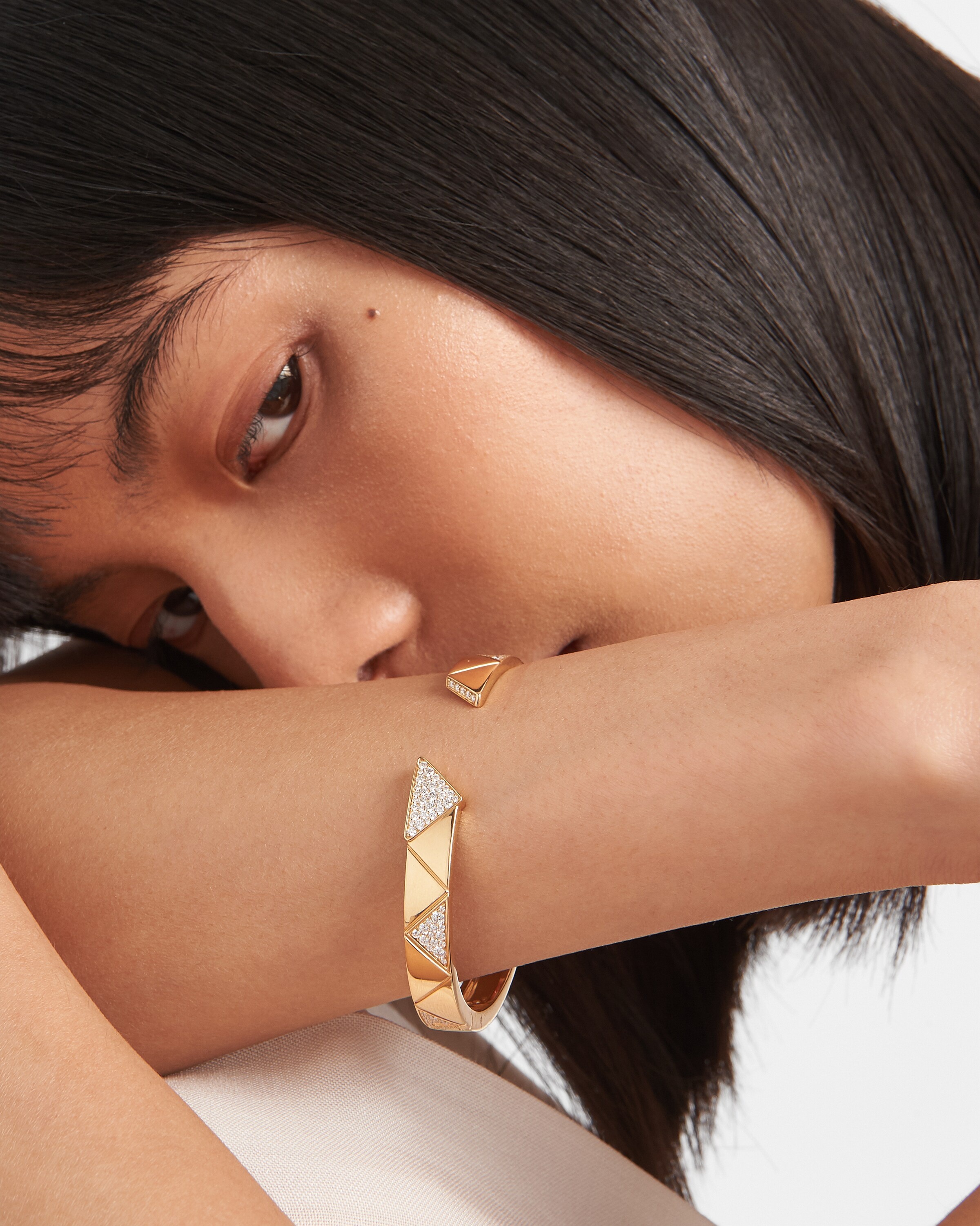 Eternal Gold bangle bracelet in yellow gold with pavé diamonds - 7
