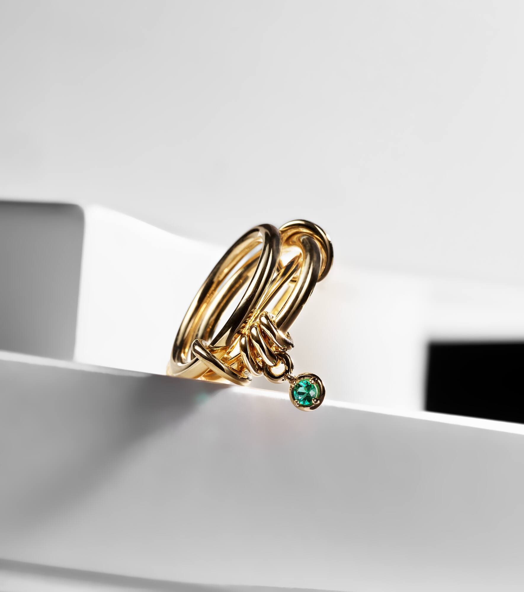 Piera 18kt gold linked rings with emerald - 5
