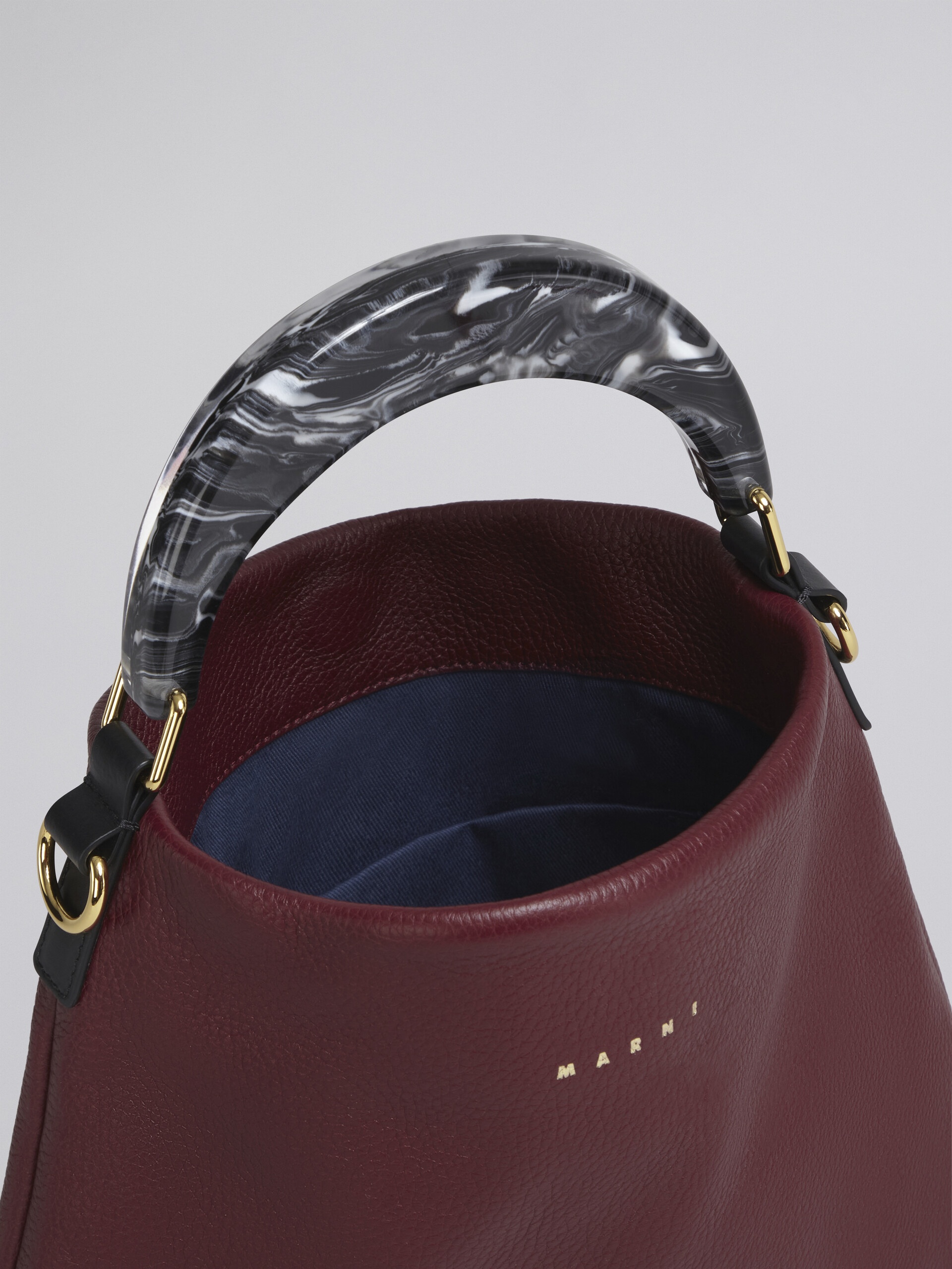 HOBO BAG IN RED GRAINED CALFSKIN AND RESIN HANDLE - 3