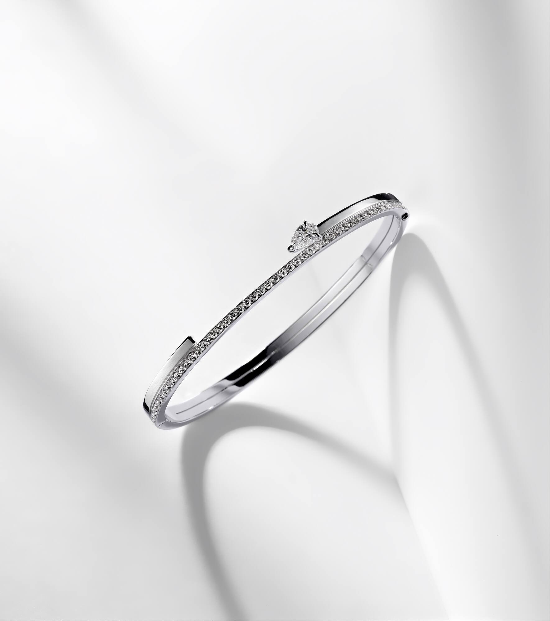 Serti Sur Vide 18kt white gold bangle with diamonds - 5