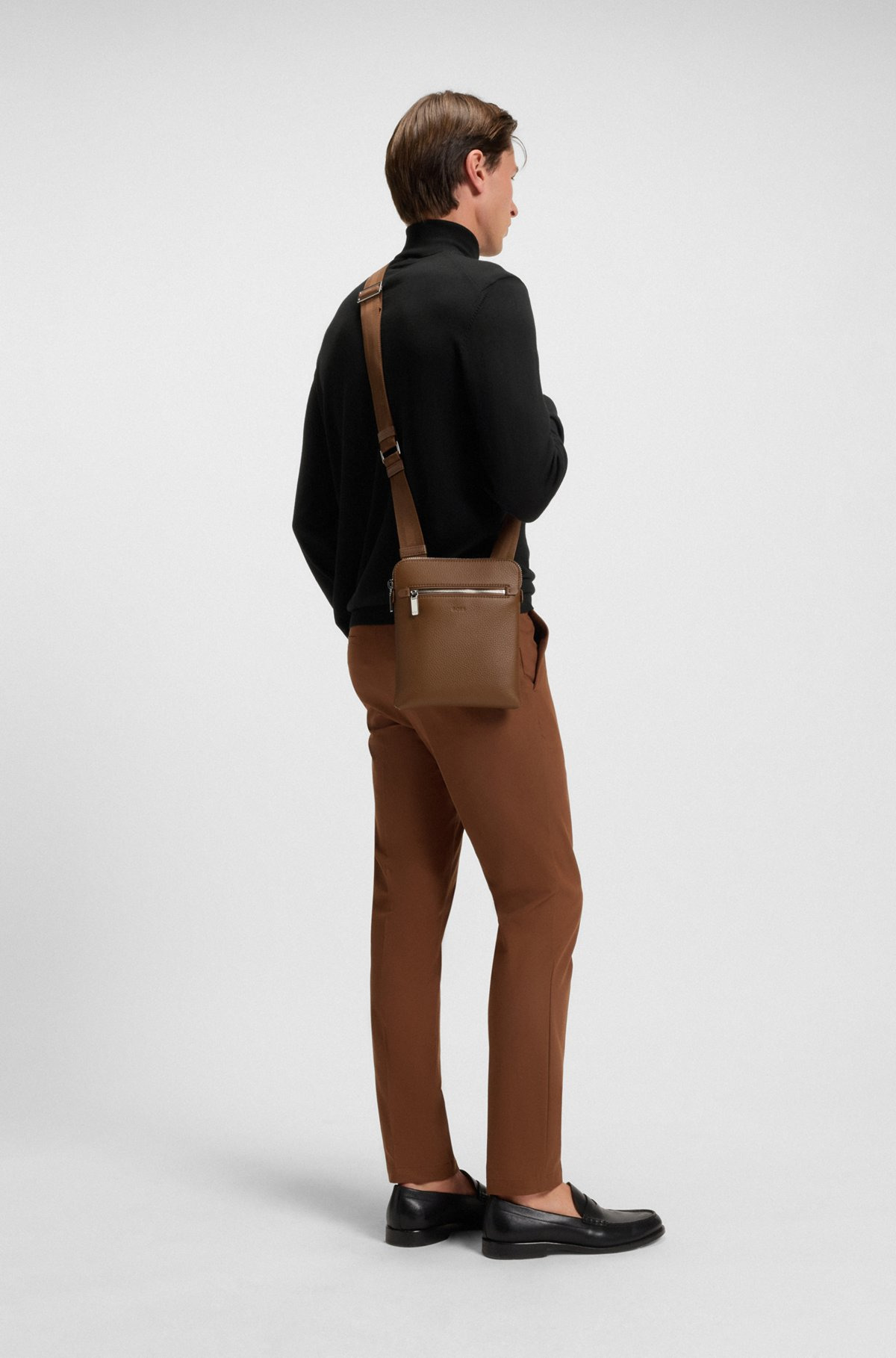 ENVELOPE BAG IN GRAINED ITALIAN LEATHER WITH EMBOSSED LOGO - 3