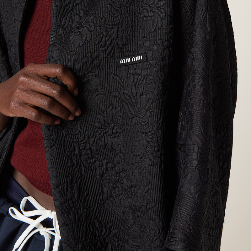 Single-breasted matelassé effect jacquard cape 4