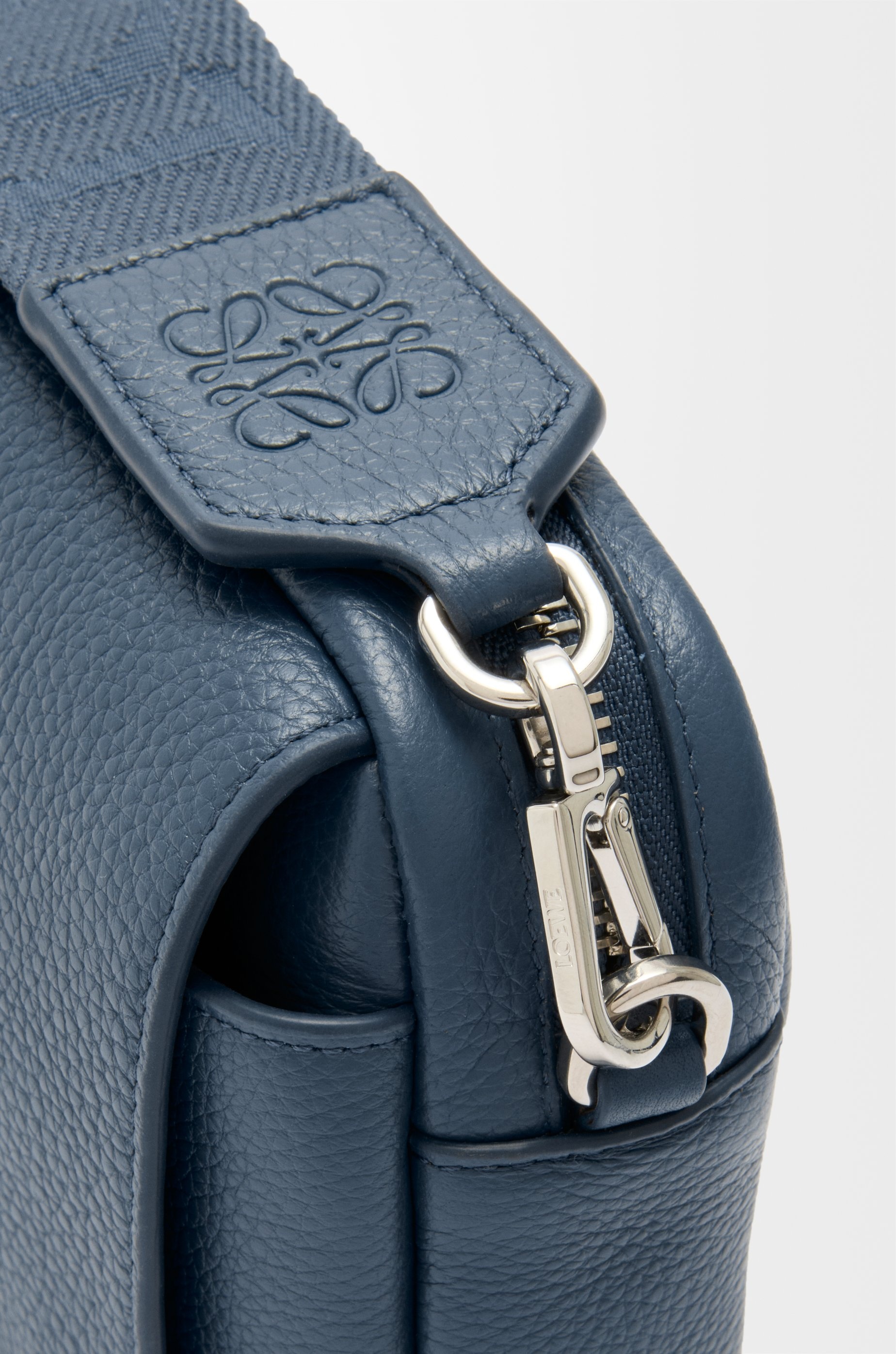 Small Pebble messenger bag in supple grained calfskin - 5