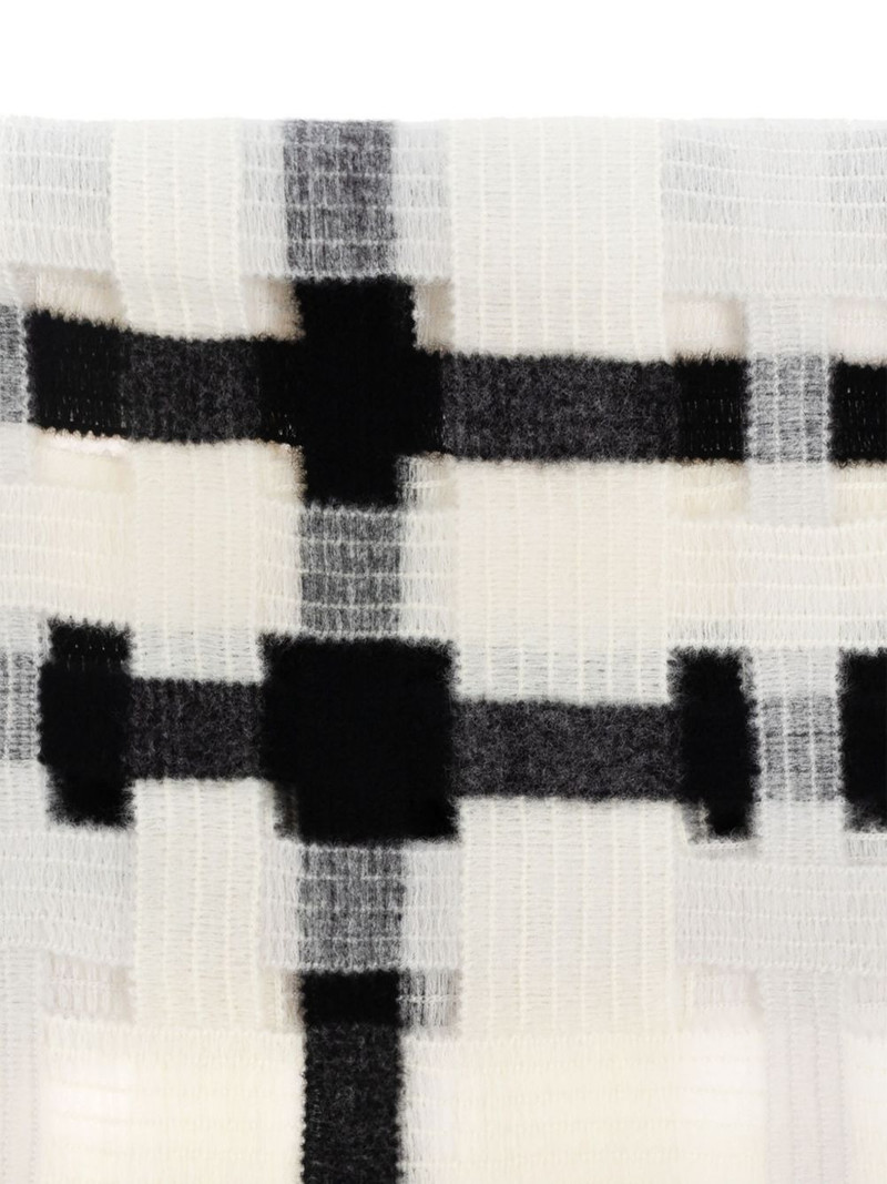 ISSEY MIYAKE Raschel fringed-hem scarf outlook